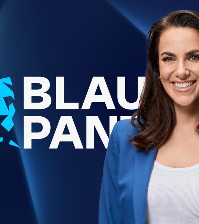 Moderatorin Esther Sekdlaczek trägt einen blauen Blazer über einem weißen Shirt, im Hintergrund ist der Schriftzug "Blauer Panther" zu sehen.