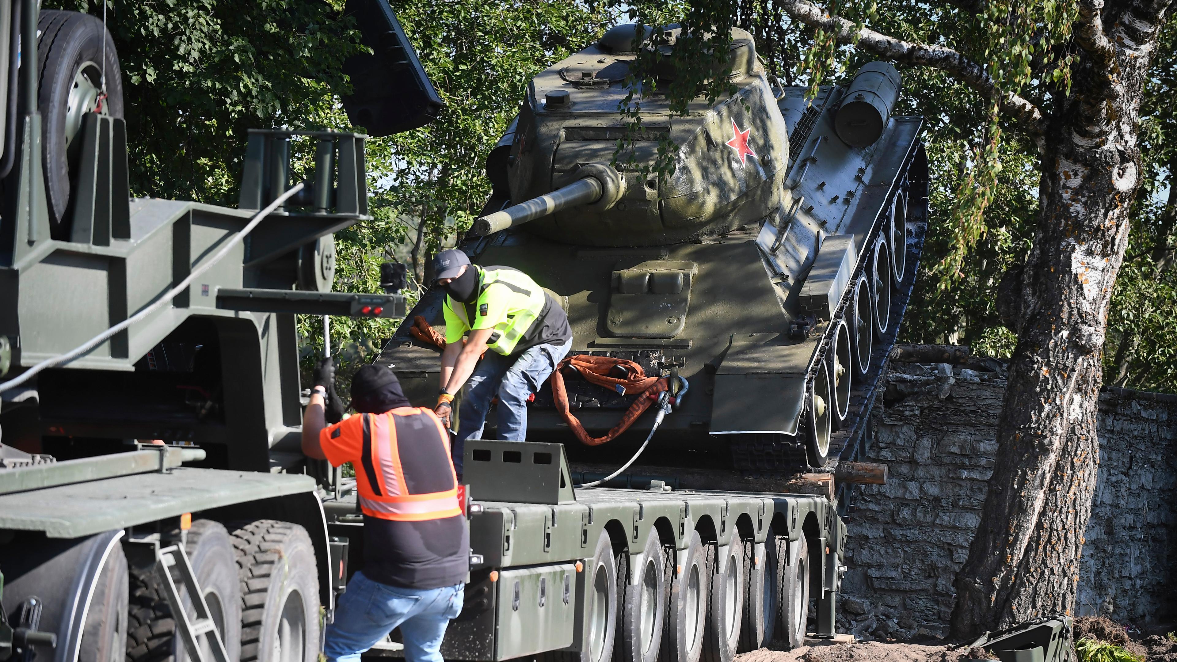 Demontage eines sowjetischen Denkmals (Panzer) in Estland