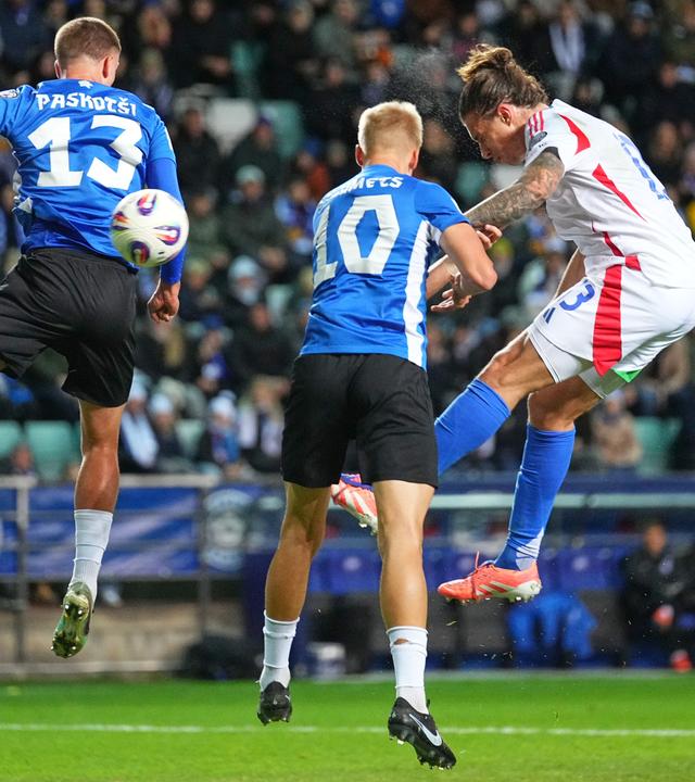 Riccardo Calafiori beim Kopfball. Zwei Spieler Estlands springen ebenfalls hoch