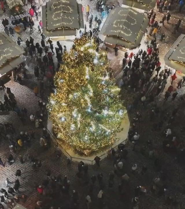 leuchtener Weihnachtsmarkt von oben