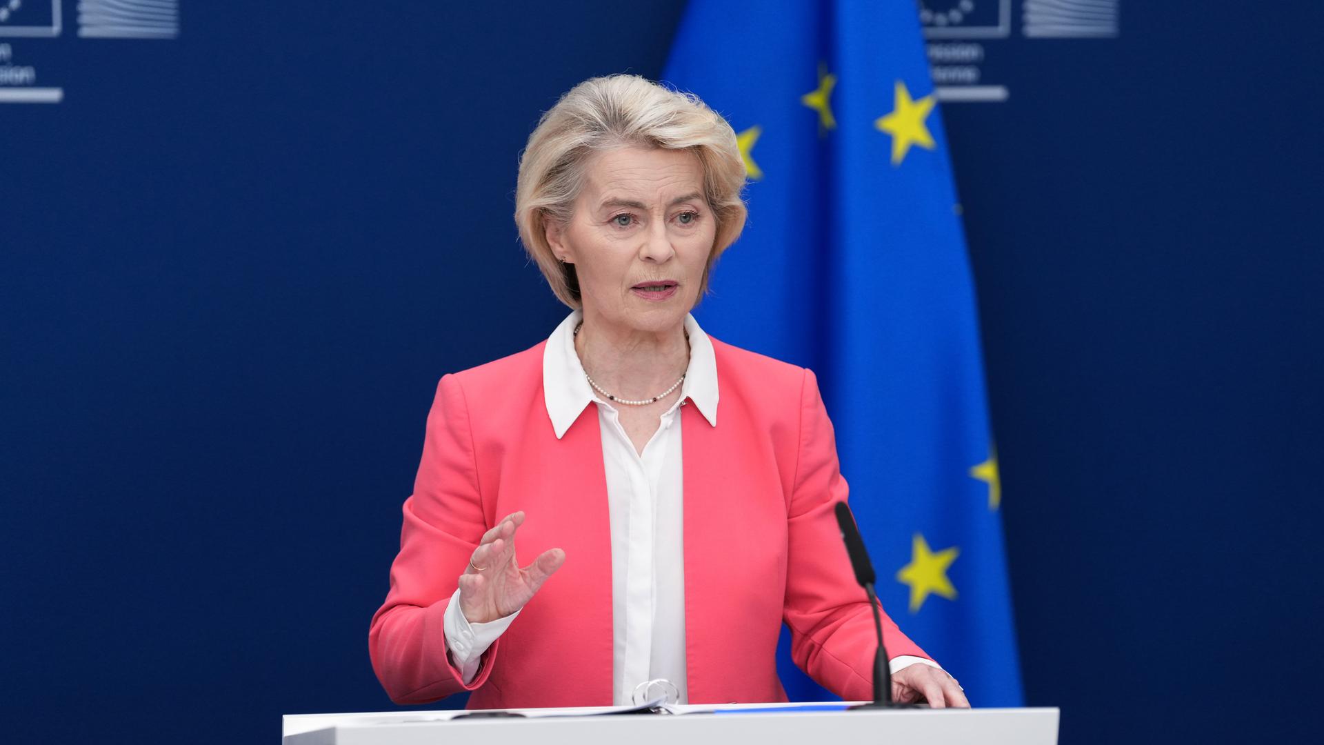 EU-Kommissionspräsidentin Ursula von der Leyen spricht im EU-Hauptquartier anlässlich der Vorstellung eines Berichts über die Sicherheit von Kindern im Internet.