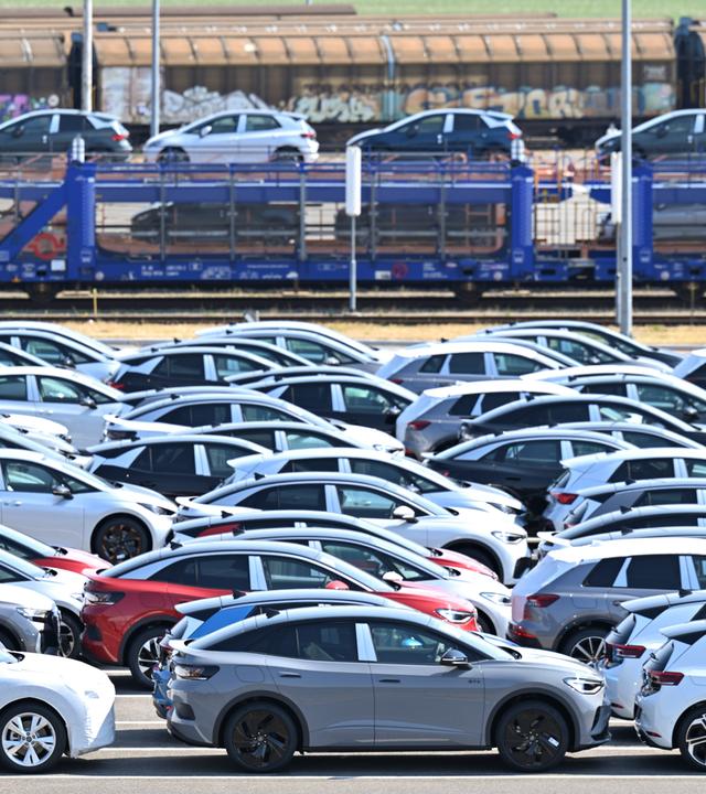 Sachsen, Zwickau: Neue Elektroautos der verschiedenen VW Konzernmarken parken auf einem Platz im Volkswagen Werk in Zwickau.