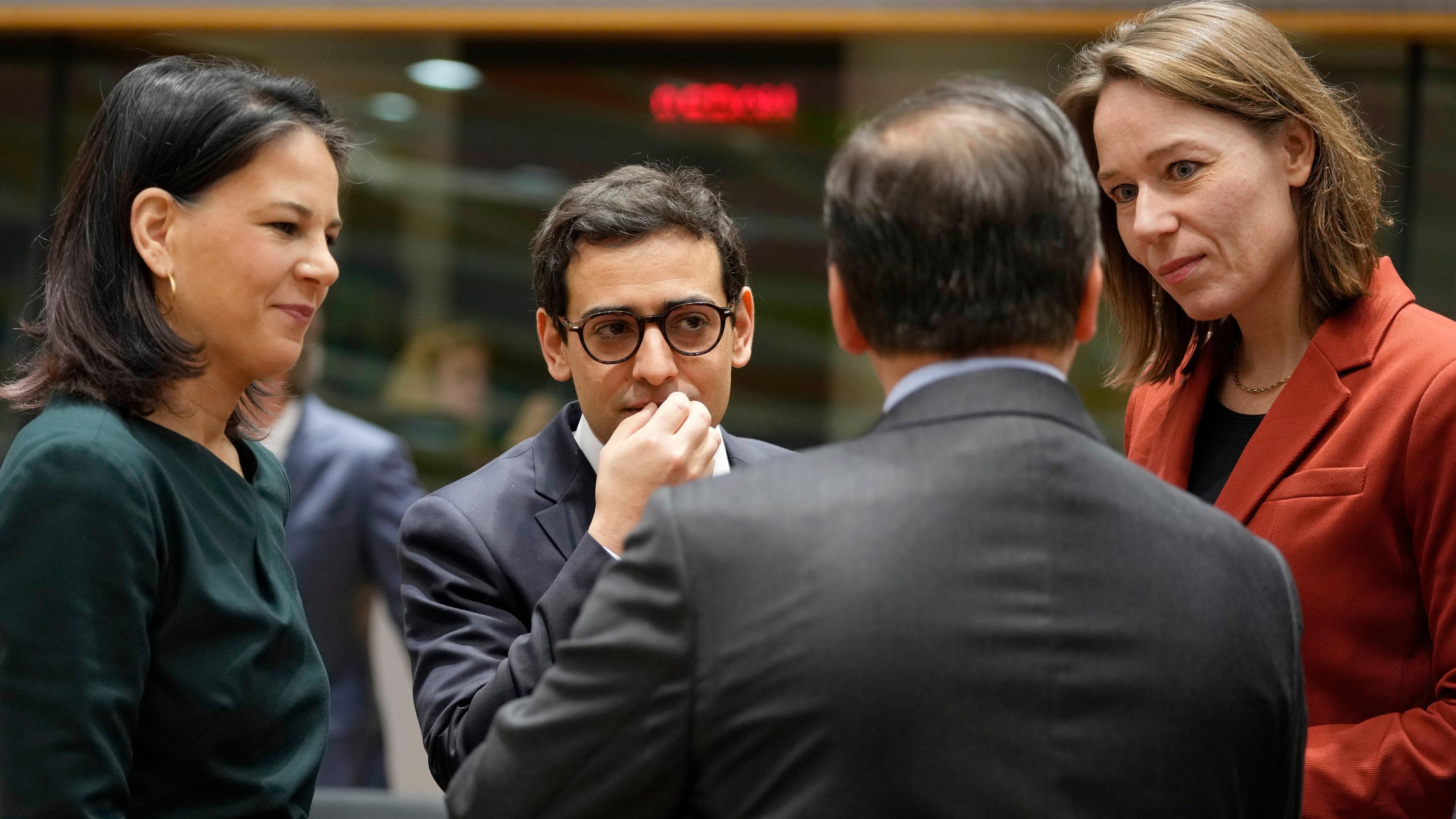 Die deutsche Außenministerin Annalena Baerbock (Bündnis 90/Die Grünen), der französische Außenminister Stephane Sejourne, der spanische Außenminister Jose Manuel Albares Bueno und die niederländische Außenministerin Hanke Bruins Slot sprechen miteinander während eines Treffens der EU-Außenminister im Gebäude des Europäischen Rates in Brüssel.