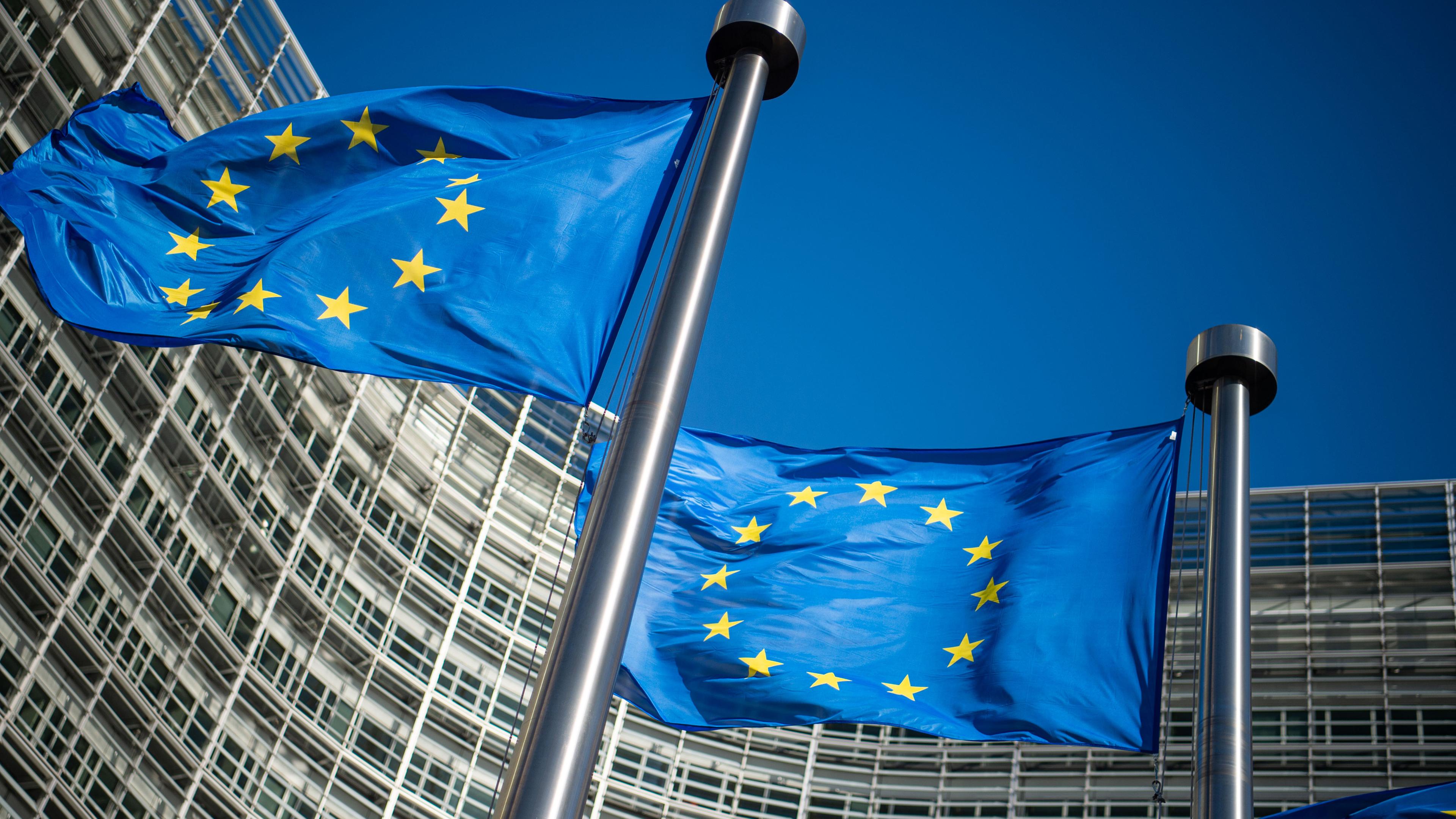 Flaggen der Europäischen Union wehen im Wind vor dem Berlaymont-Gebäude, dem Sitz der Europäischen Kommission