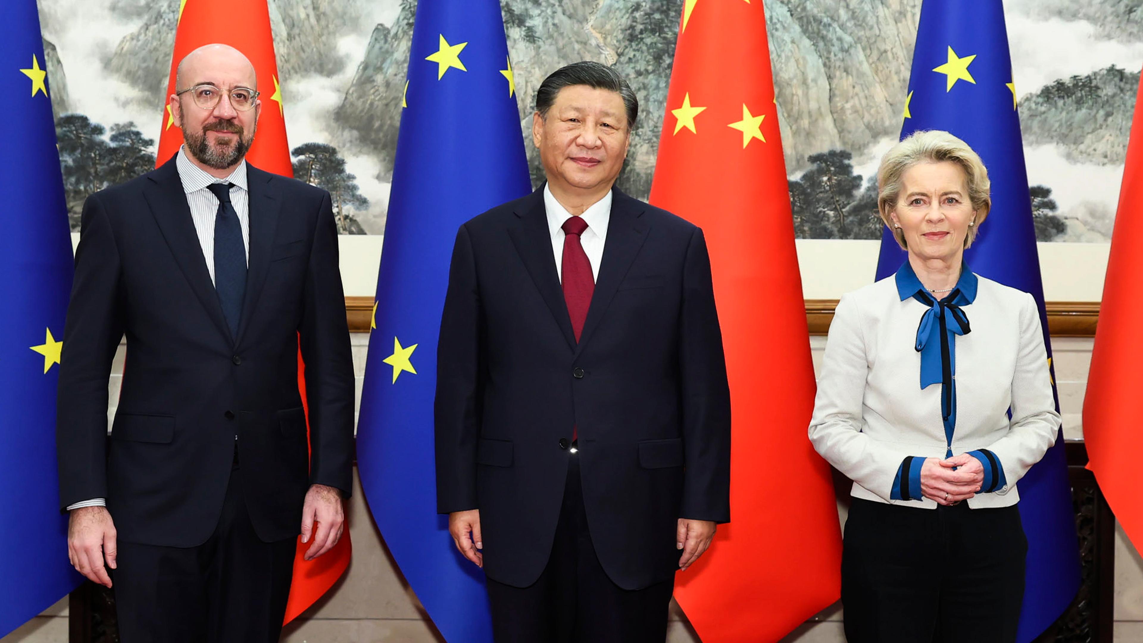 Xi Jinping, Ursula von der Leyen und Charles Michel im Staatlichen Gästehaus Diaoyutai in Peking am 07.12.2023.