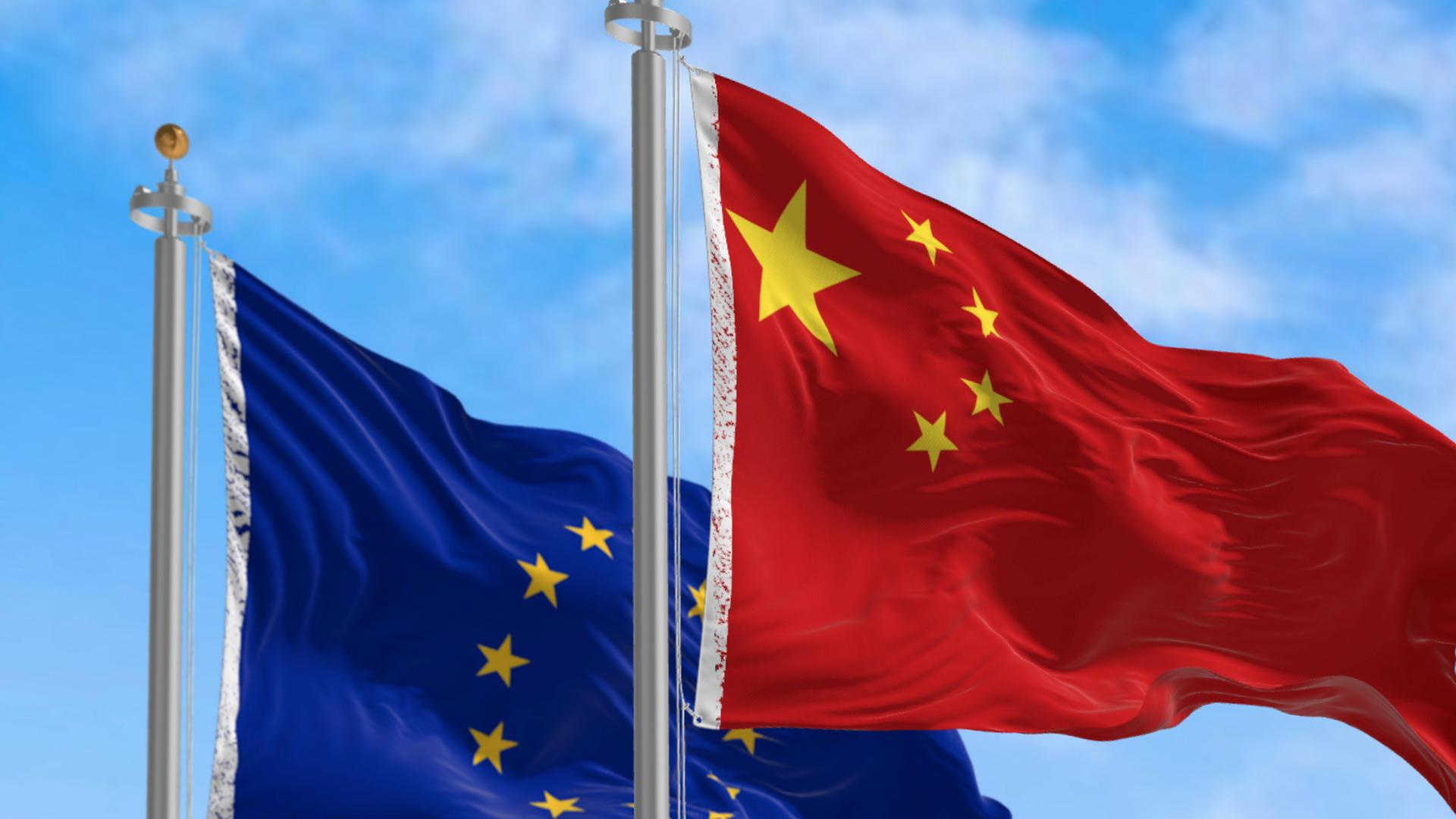 Die Flaggen von China und der Europäischen Union wehen an einem klaren Tag im Wind