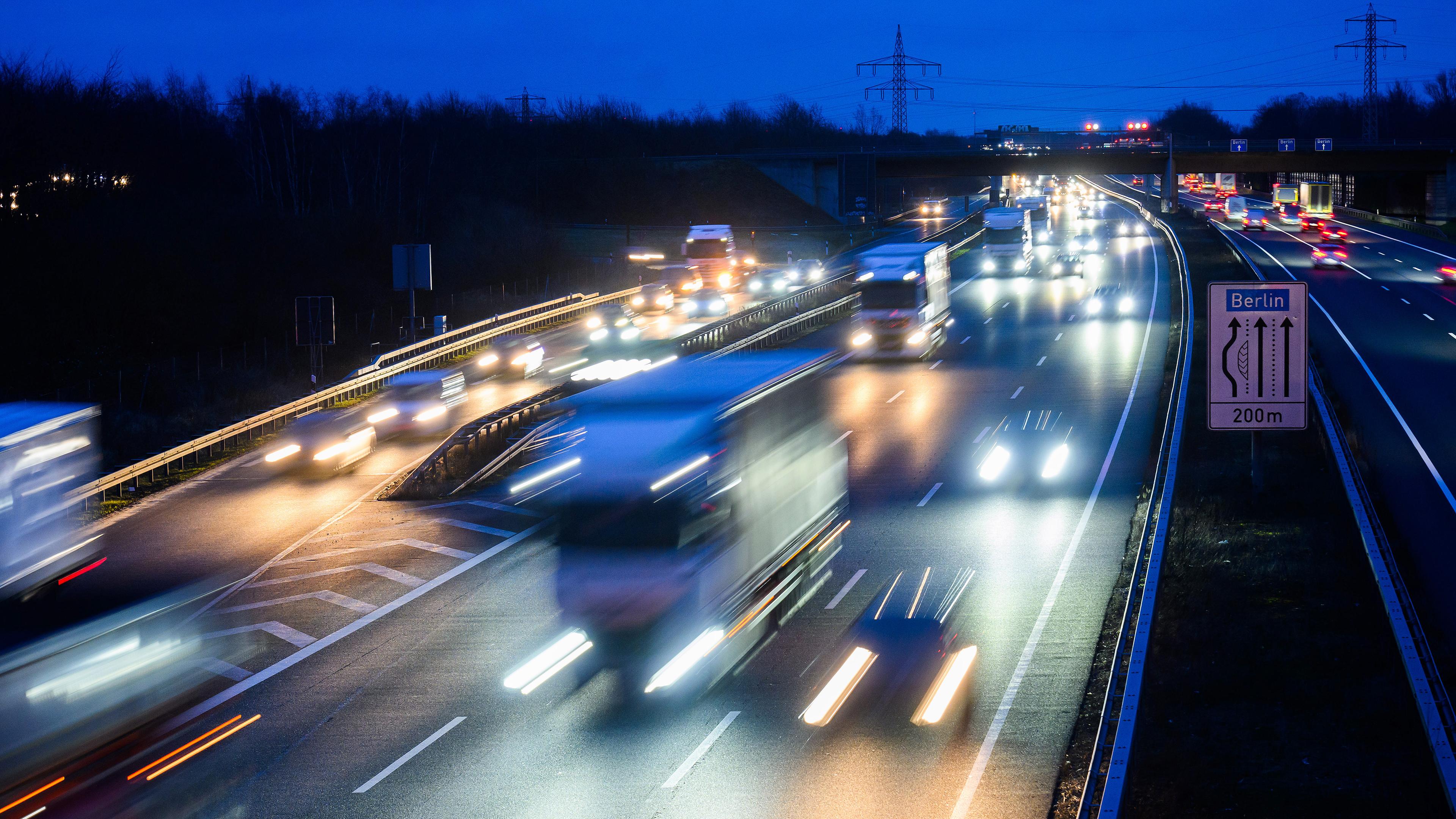 Fahrzeuge fahren über die Autobahn A2 in der Region Hannover, aufgenommen am 06.02.2024