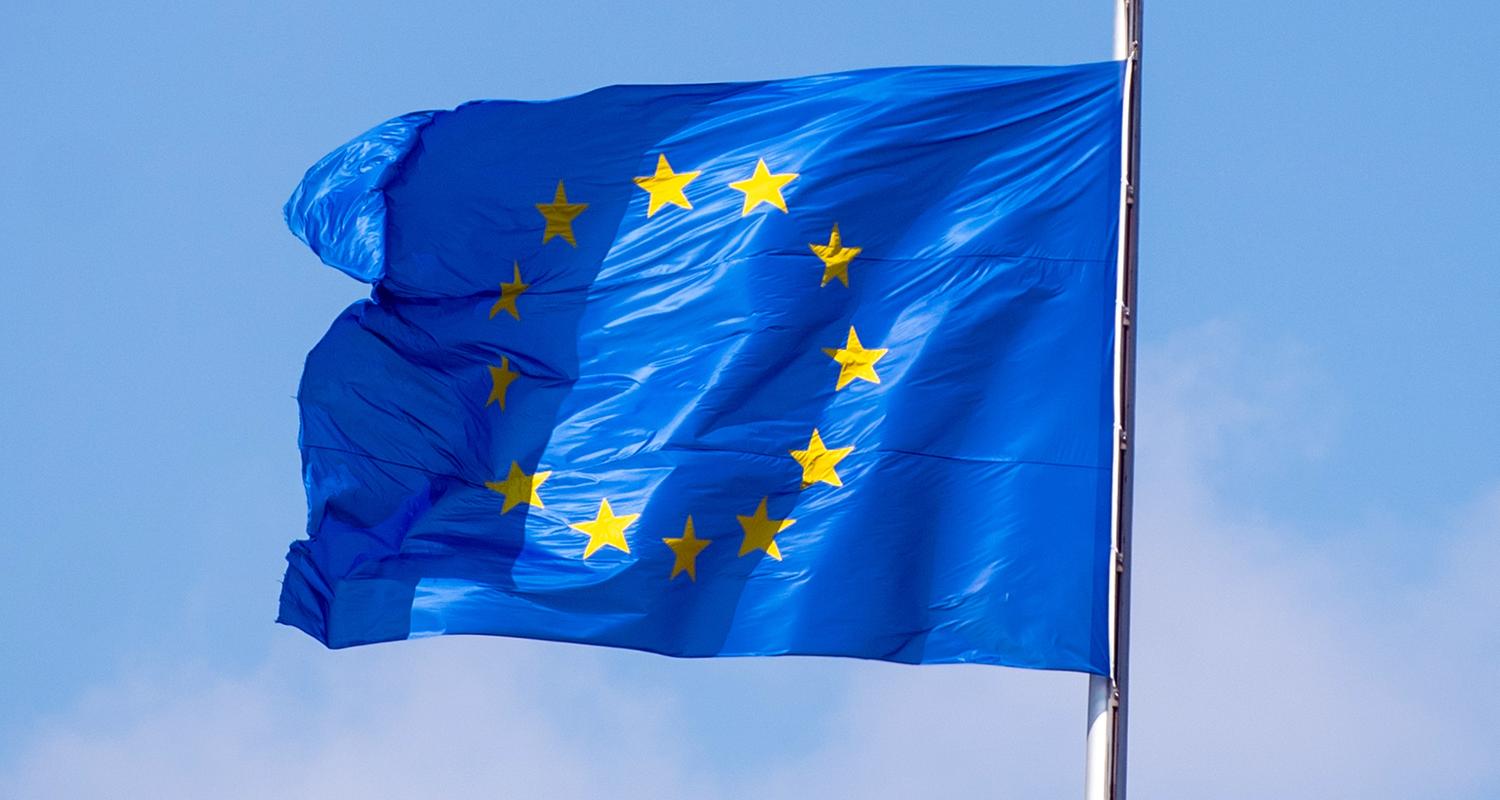 Flagge der Europäischen Union weht an einem Fahnenmast im Wind