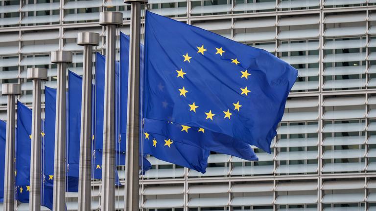 EU-Fahnen wehen vor dem Gebäude EU-Kommission. 