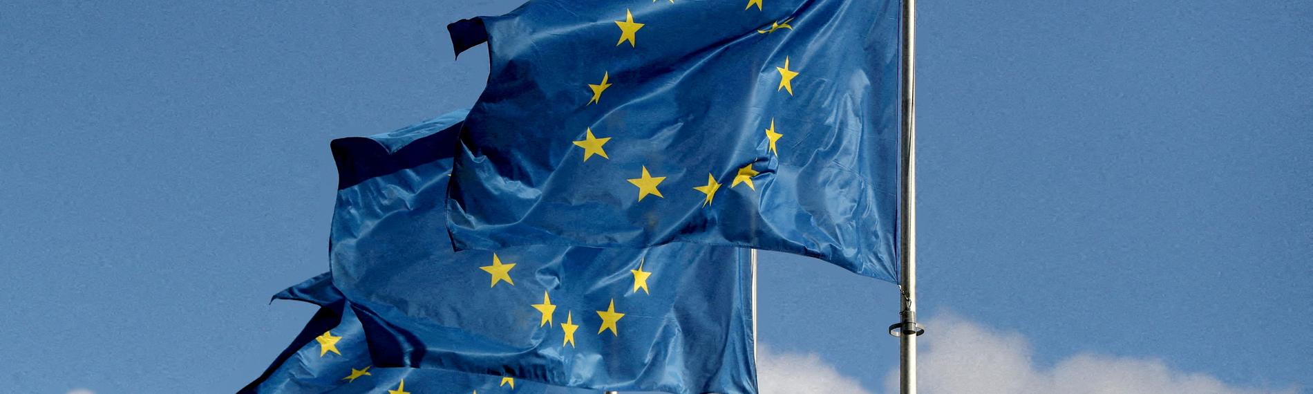 Fahnen der europäischen Union wehen vor der EU-Kommission in Brüssel.