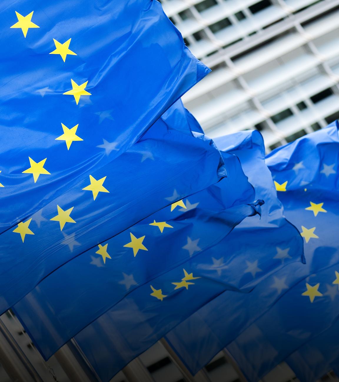 EU-Fahnen wehen vor einem Gebäude der EU in Brüssel.