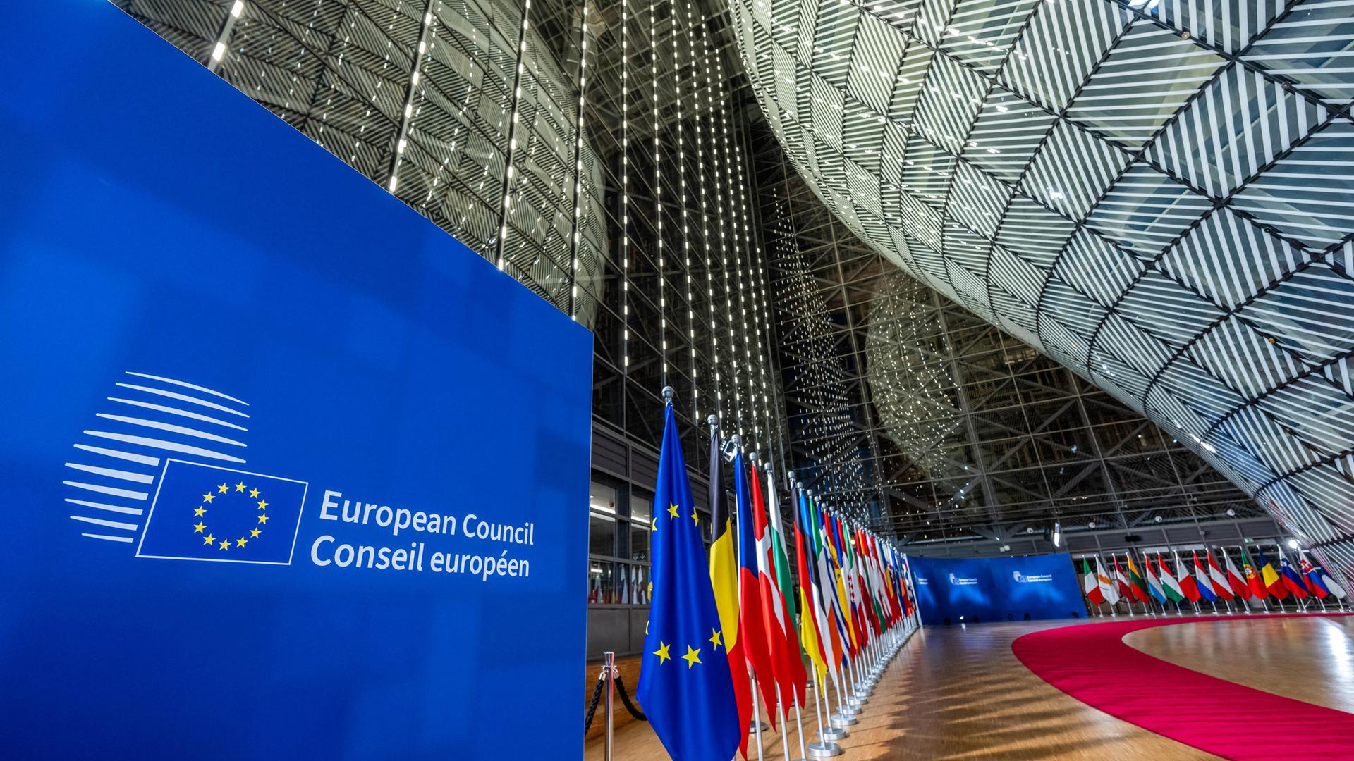 Das Logo des Europäischen Rat steht vor dem EU-Gipfel an der Wand. 