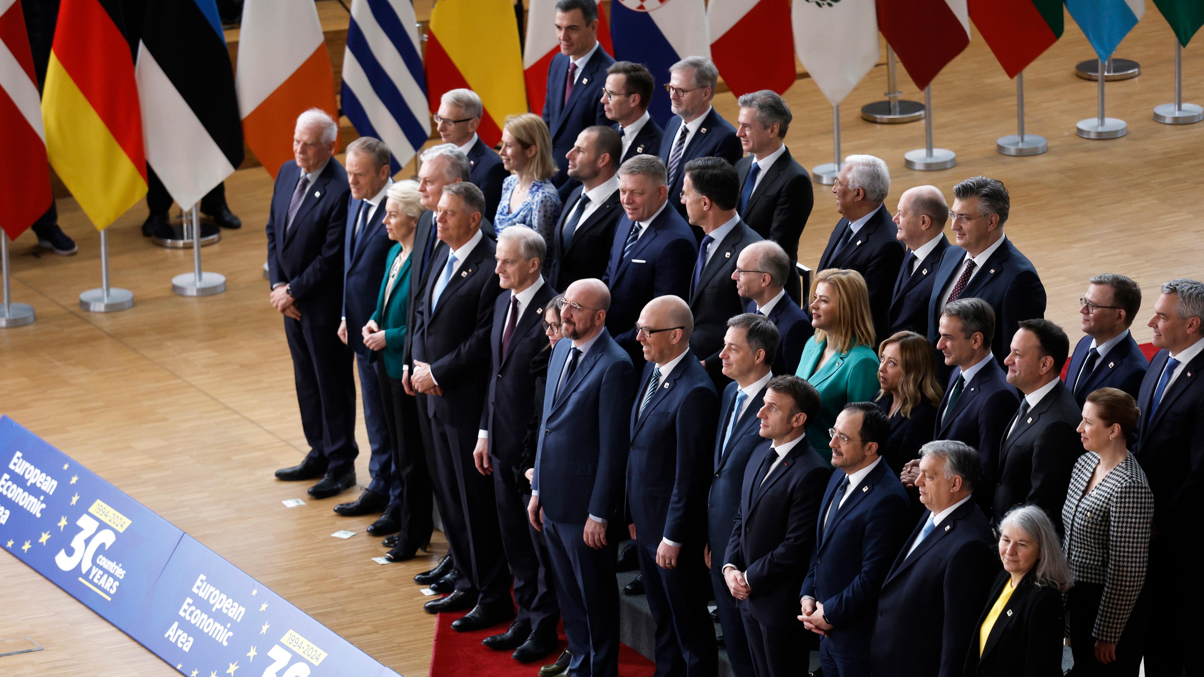 Die Staats- und Regierungschefs der Europäischen Union und des Europäischen Wirtschaftsraums stellen sich am Rande eines EU-Gipfels für ein Gruppenfoto auf.