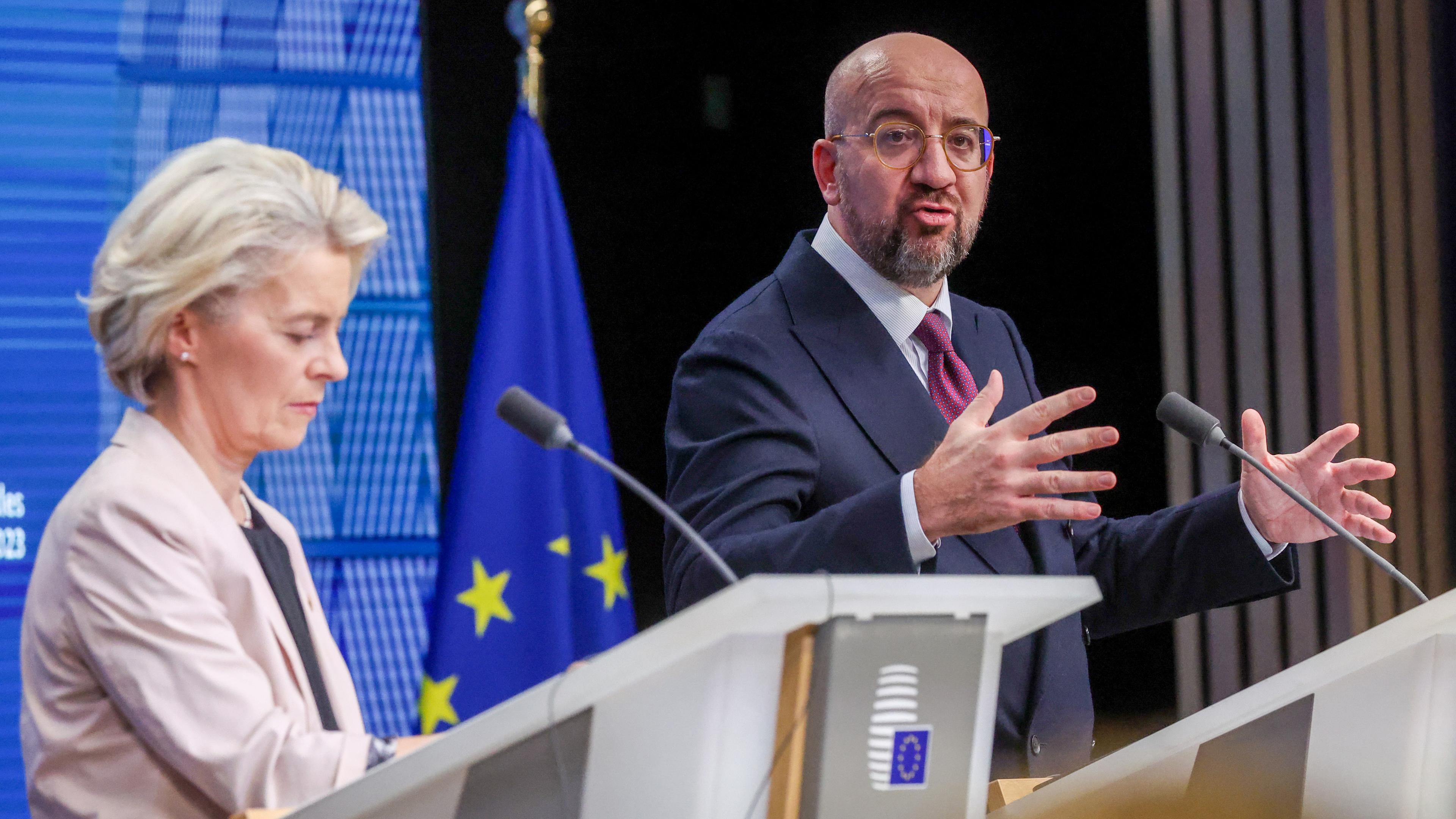 Ursula von der Leyen (l) und Charles Michel beim EU-Gipfel in Brüssel