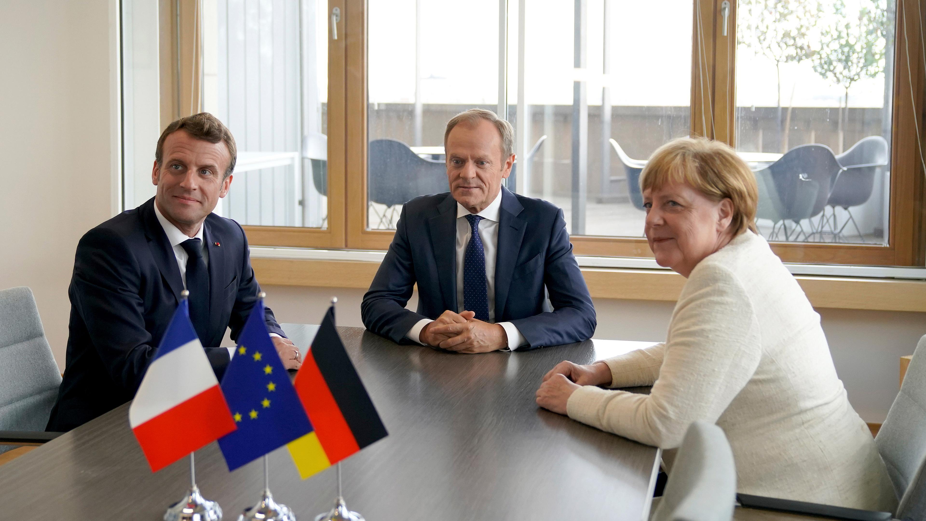Angela Merkel (CDU, r), Emmanuel Macron (l.) und Donald Tusk (m.)