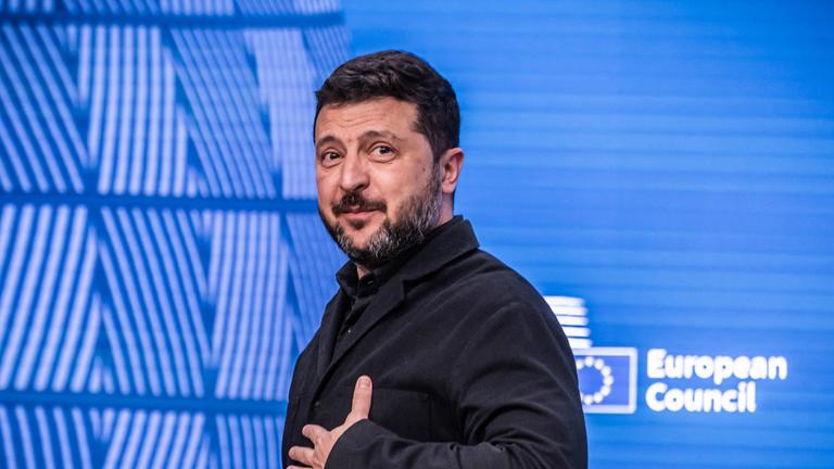 16.10.2026, Belgien, Brüssel: Wolodymyr Selenskyj, Präsident der Ukraine, verlässt eine Pressekonferenz beim EU-Gipfel