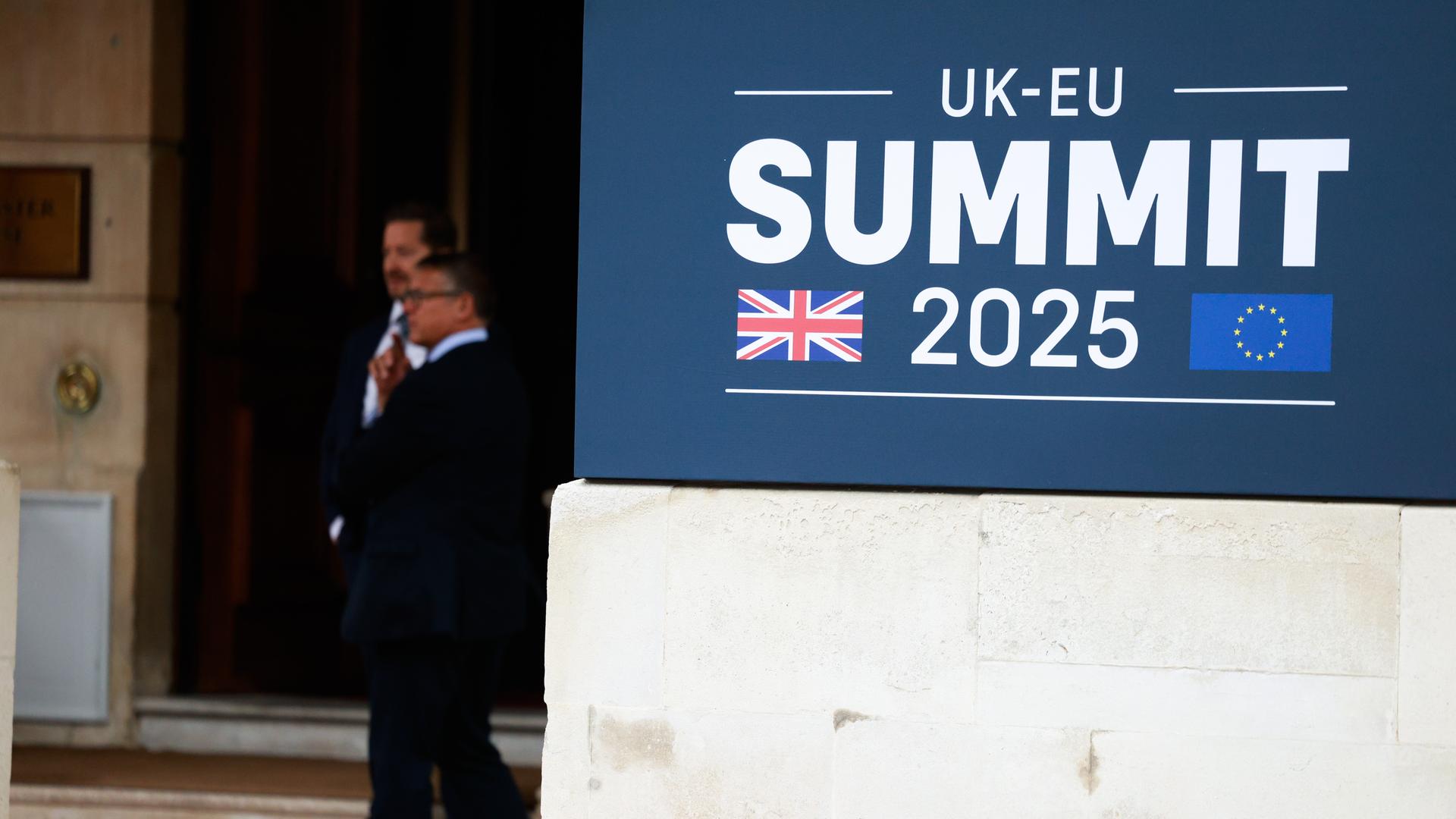 Ein Banner mit den Worten EU, UK und Summit. Außerdem sind die Flaggen der EU und Großbritanniens zu sehen.