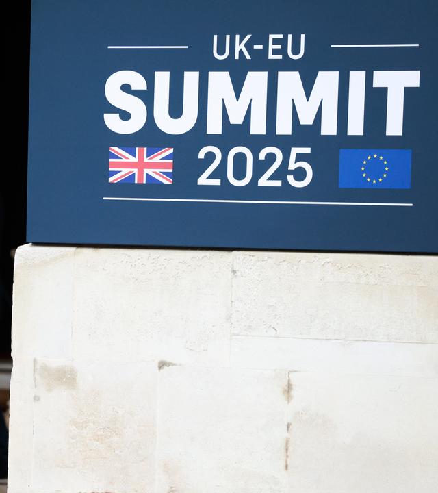 Ein Banner mit den Worten EU, UK und Summit. Außerdem sind die Flaggen der EU und Großbritanniens zu sehen.