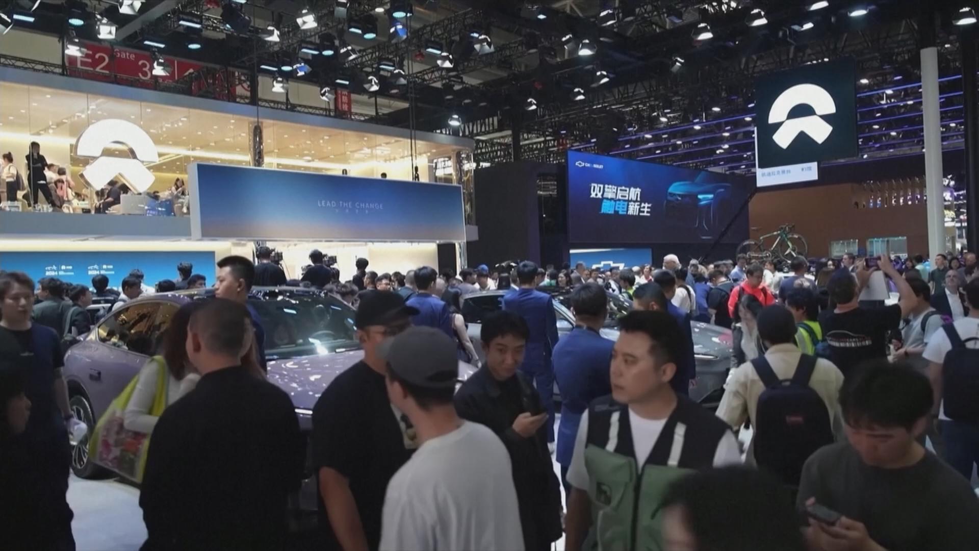 Besucher bei Automesse in China
