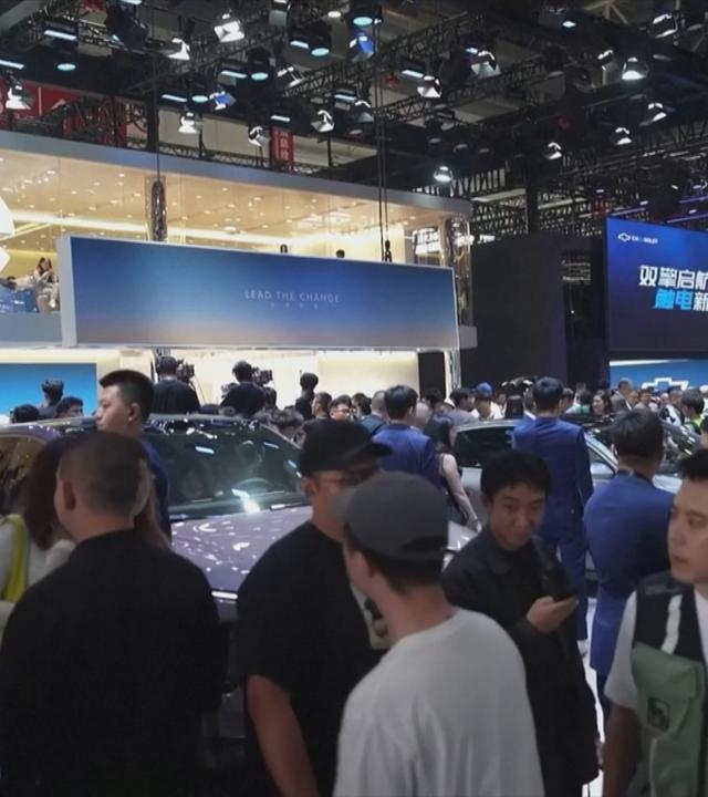 Besucher bei Automesse in China