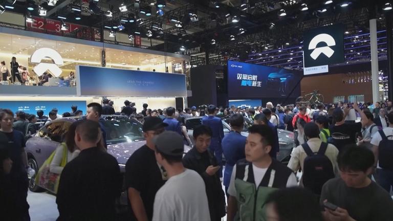 Besucher bei Automesse in China