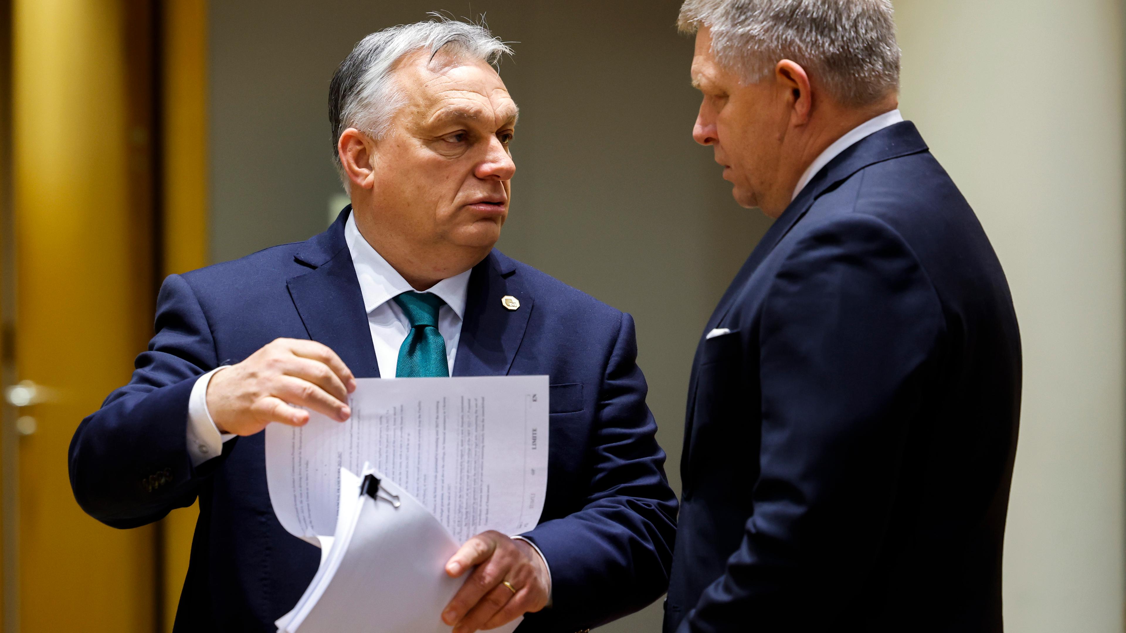 Ungarns Ministerpräsident Orban hat seine Blockade für eine Finanzhilfe für die Ukraine aufgegeben.