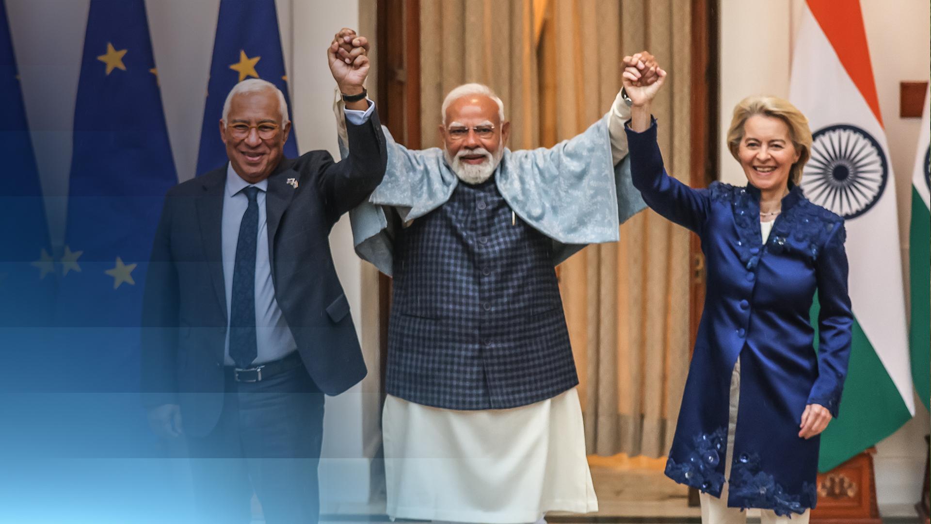 Die EU und Indien haben ein Handelsabkommen abgeschlossen - das Teaserbild zeigt Ursula von der Leyen und zwei indische Politiker, die die Hände in die Höhe reißen und sich freuen