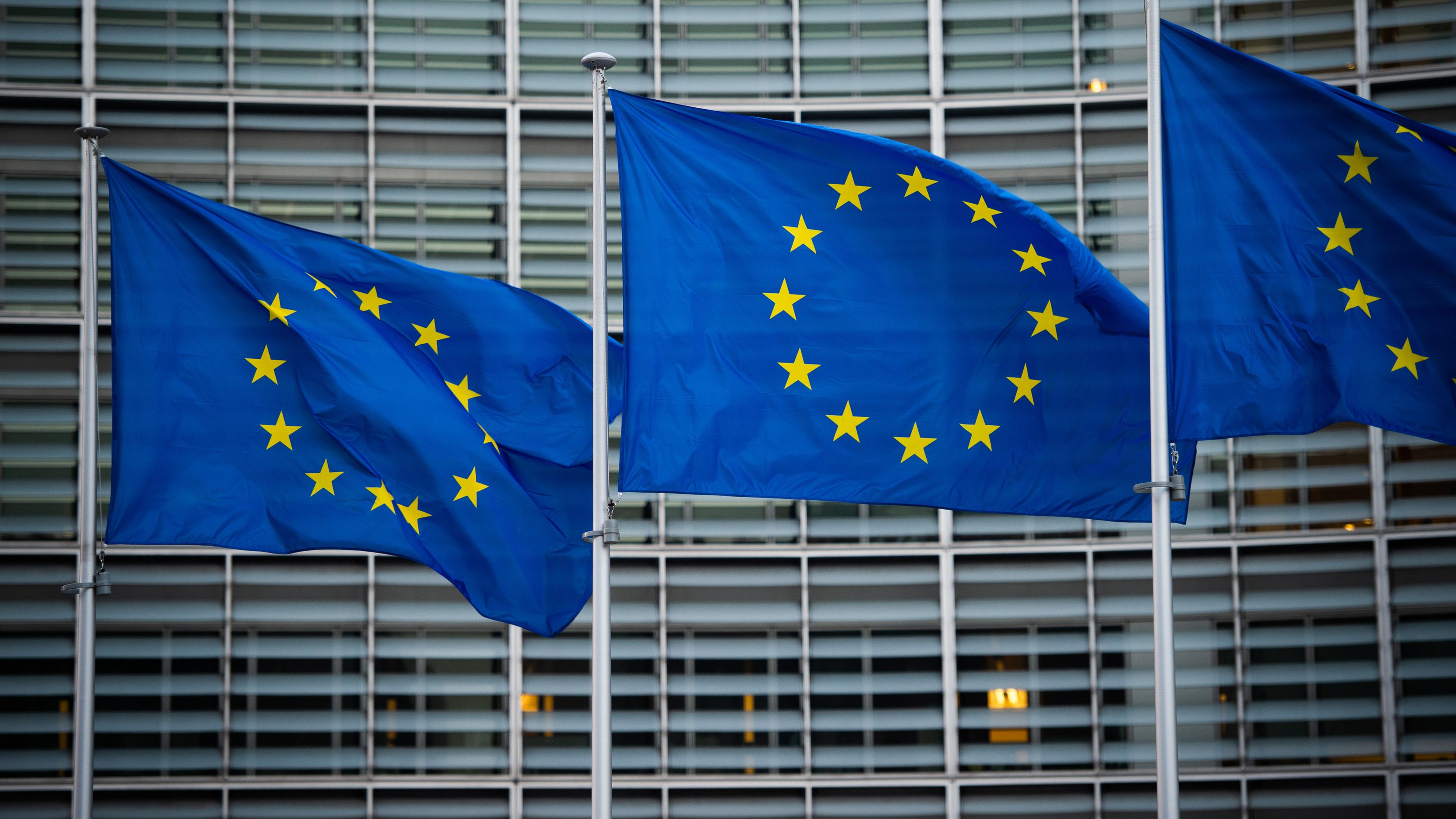 Belgien, Brüssel: Flaggen der Europäischen Union wehen im Wind vor dem Berlaymont-Gebäude der Europäischen Kommission in Brüssel.