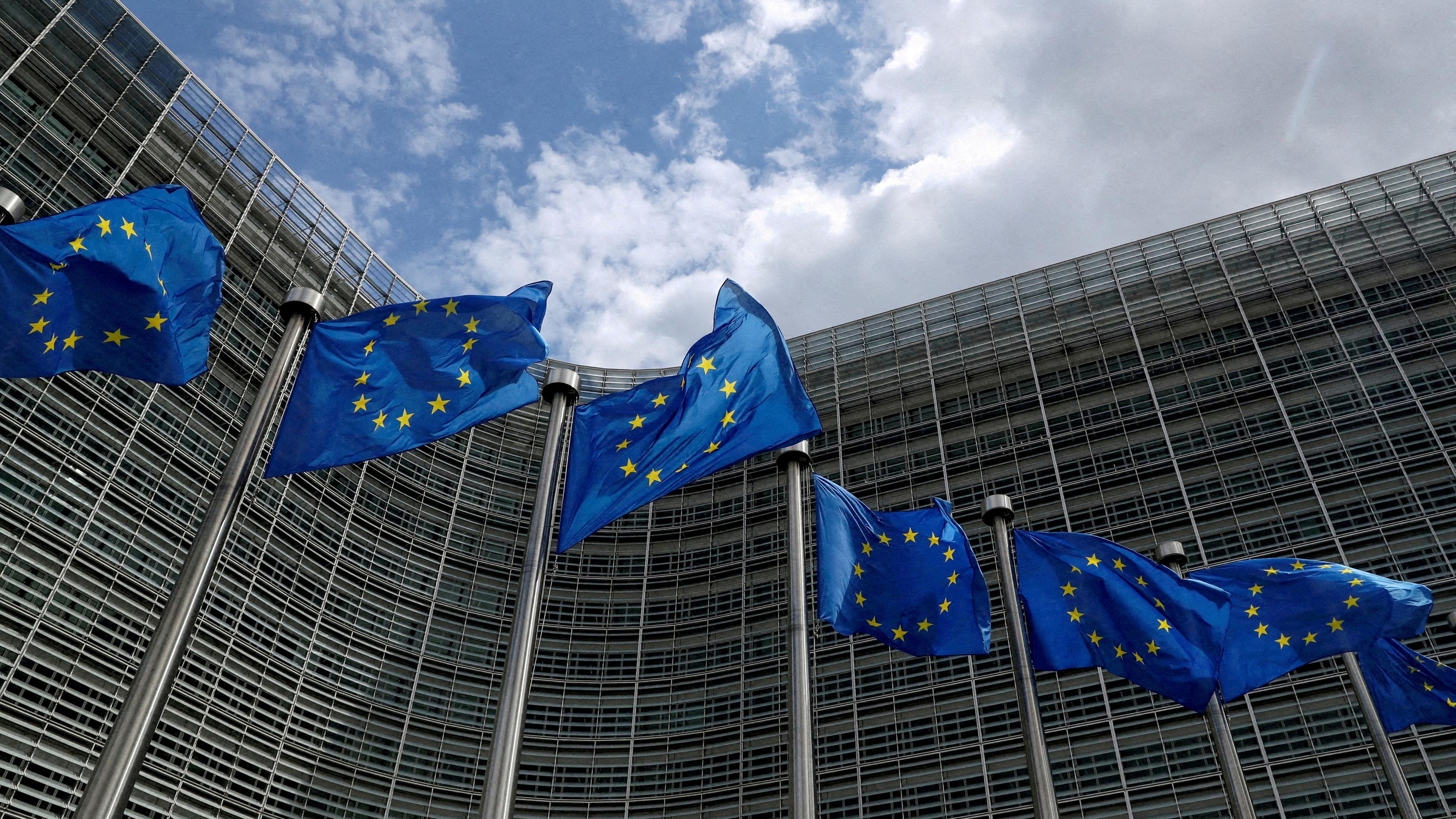 Flaggen der Europäischen Union wehen vor dem Hauptsitz der Europäischen Kommission in Brüssel, Belgien