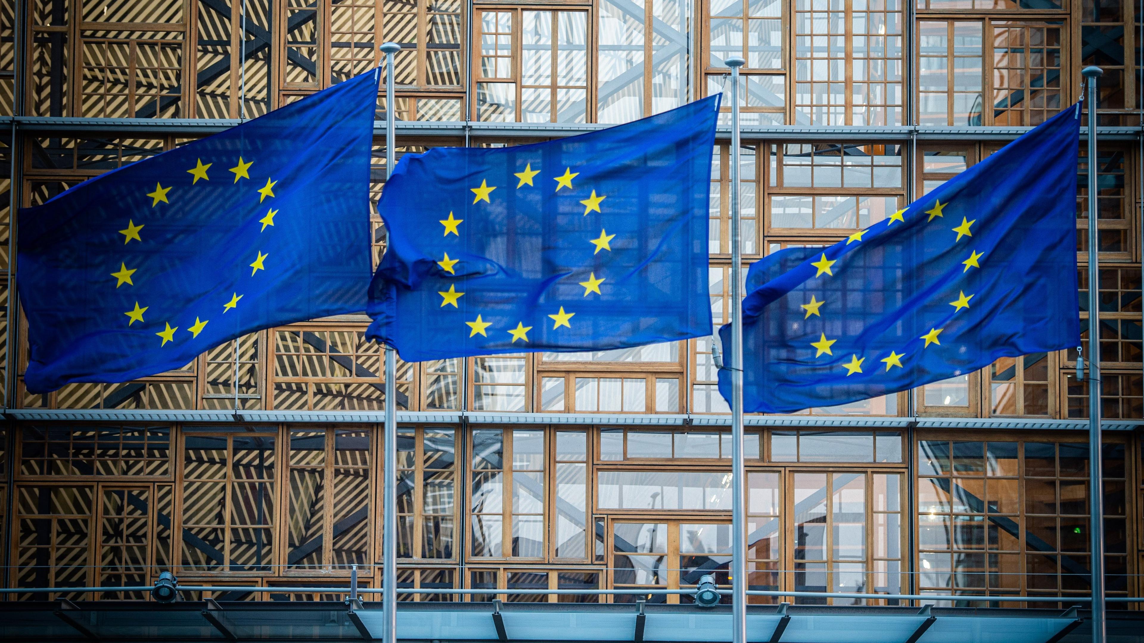Belgien, Brüssel: Flaggen der Europäischen Union wehen im Wind vor dem Europa-Gebäude.