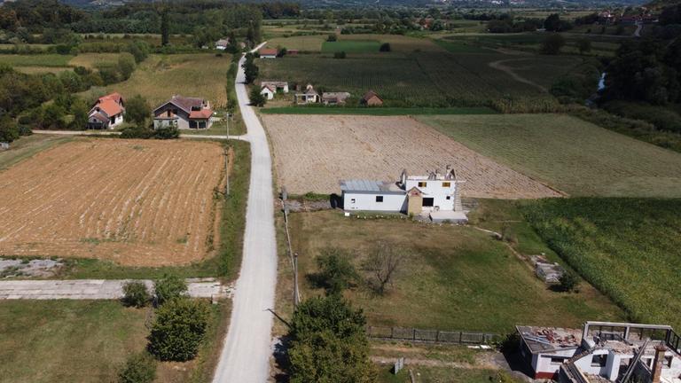 Verlassene und dachlose Häuser, die von der Rio Tinto Firma im Dorf Gornje Nedeljice im Lithium-reichen Jadar Valley in Serbien gekauft wurden.