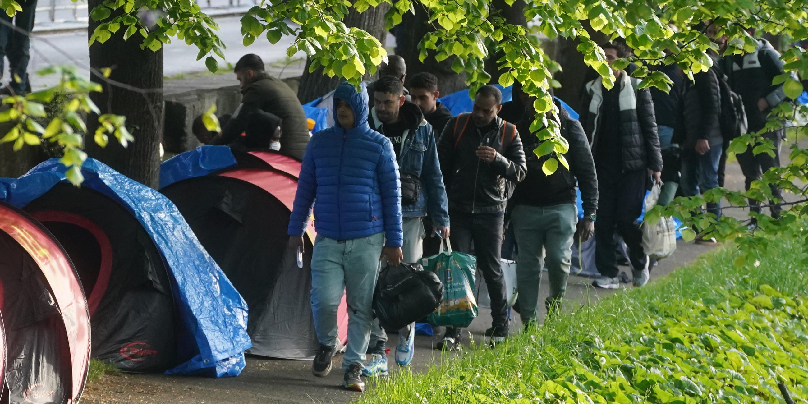 Migranten in Zelten
