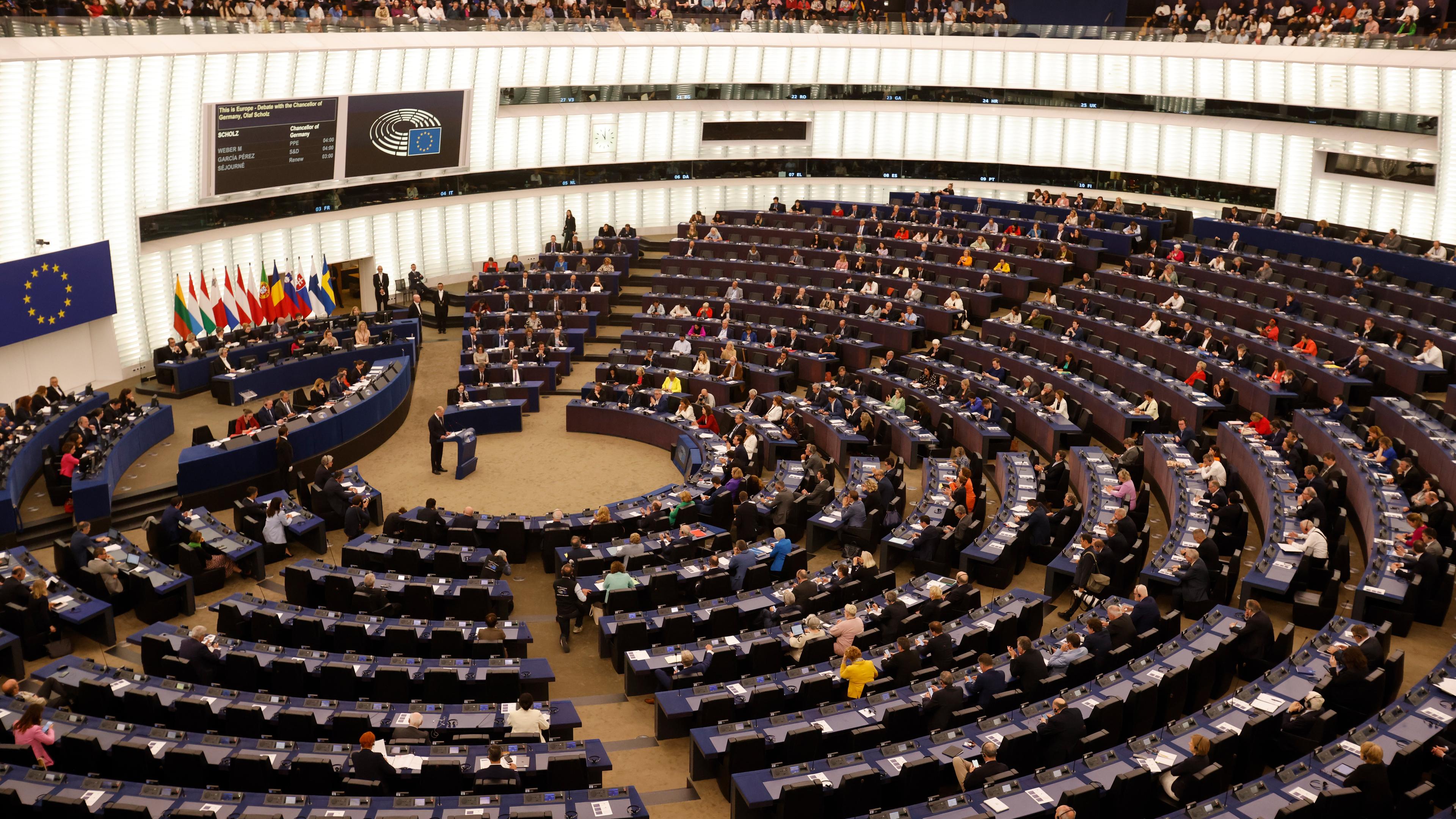 09.05.2023, Frankreich, Straßburg: Bundeskanzler Olaf Scholz (SPD) spricht im EU-Parlament. 