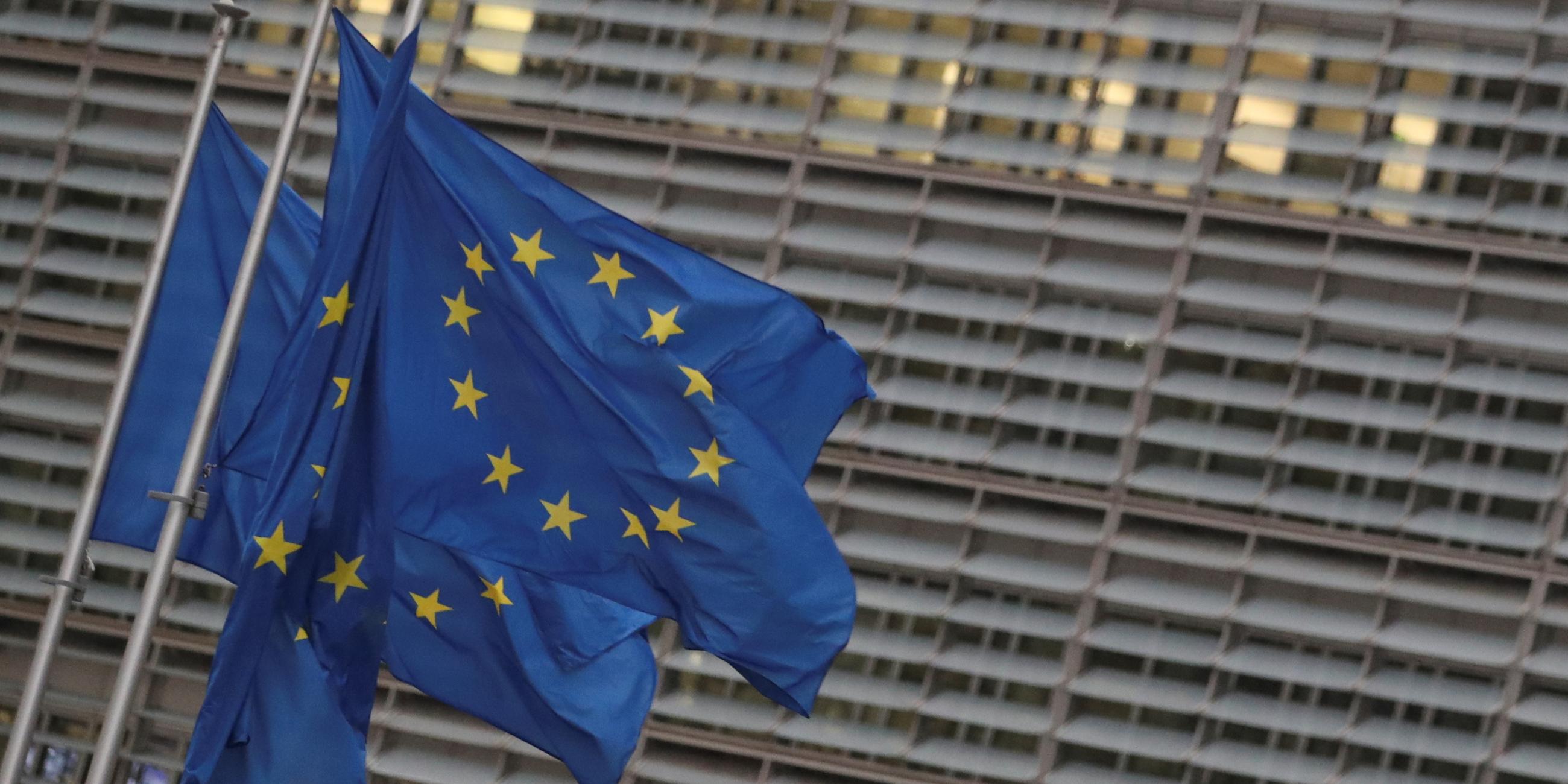 Die EU-Fahne weht vor dem EU-Parlament im Wind.