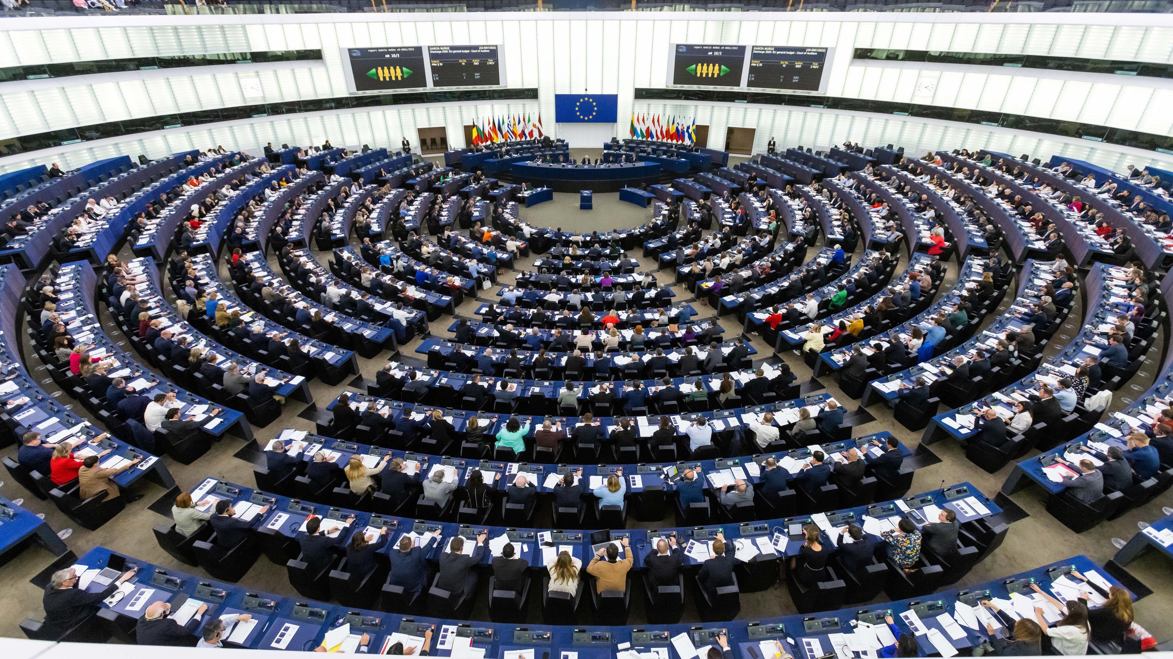 Frankreich, Straßburg: Abgeordnete des Europäischen Parlaments sitzen während einer Abstimmungssitzung im Plenarsaal des Europäischen Parlaments.