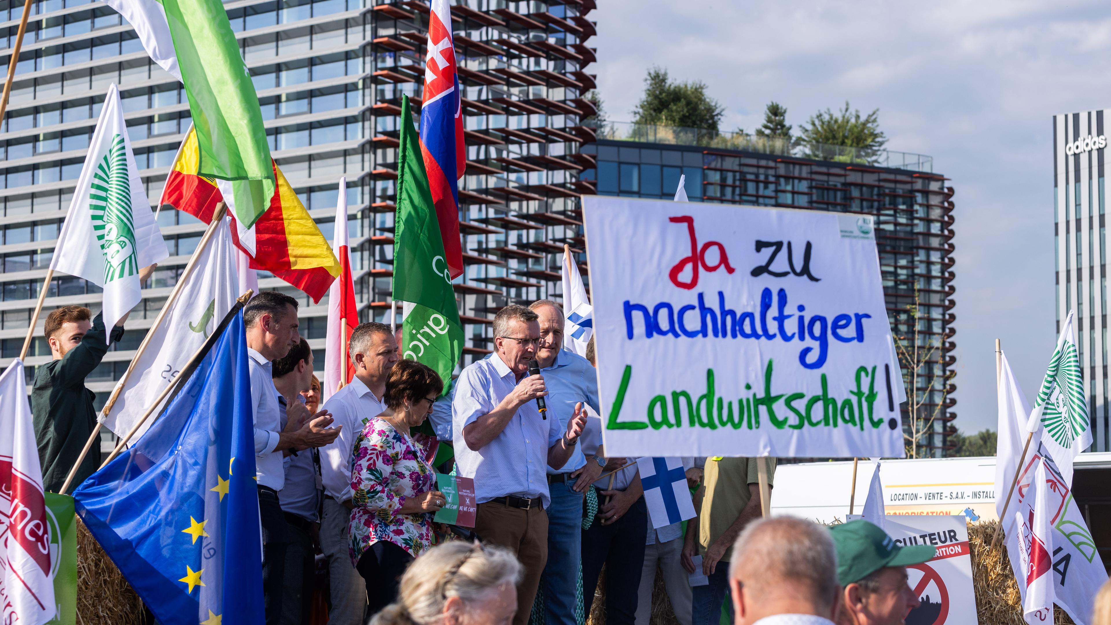 11.07.2023, Frankreich, Straßburg: Deutsche Landwirte, die den von der EU vorgeschlagenen «Green Deal» unterstützen, demonstrieren vor dem Europäischen Parlament in Straßburg.