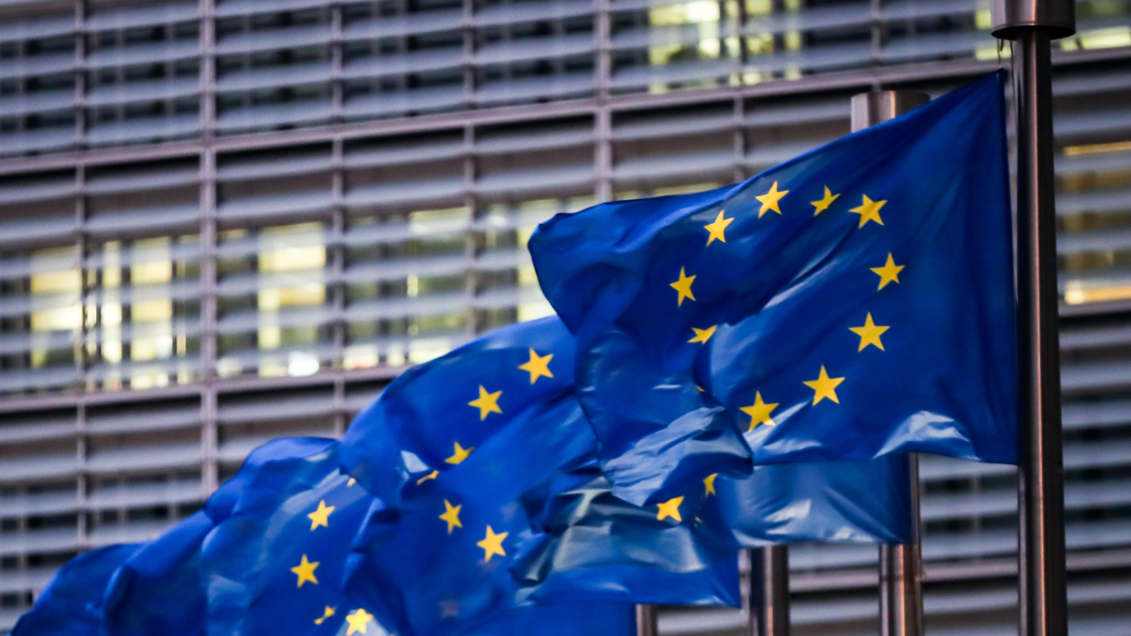 Europaflaggen wehen vor dem Sitz der EU-Kommission in Brüssel