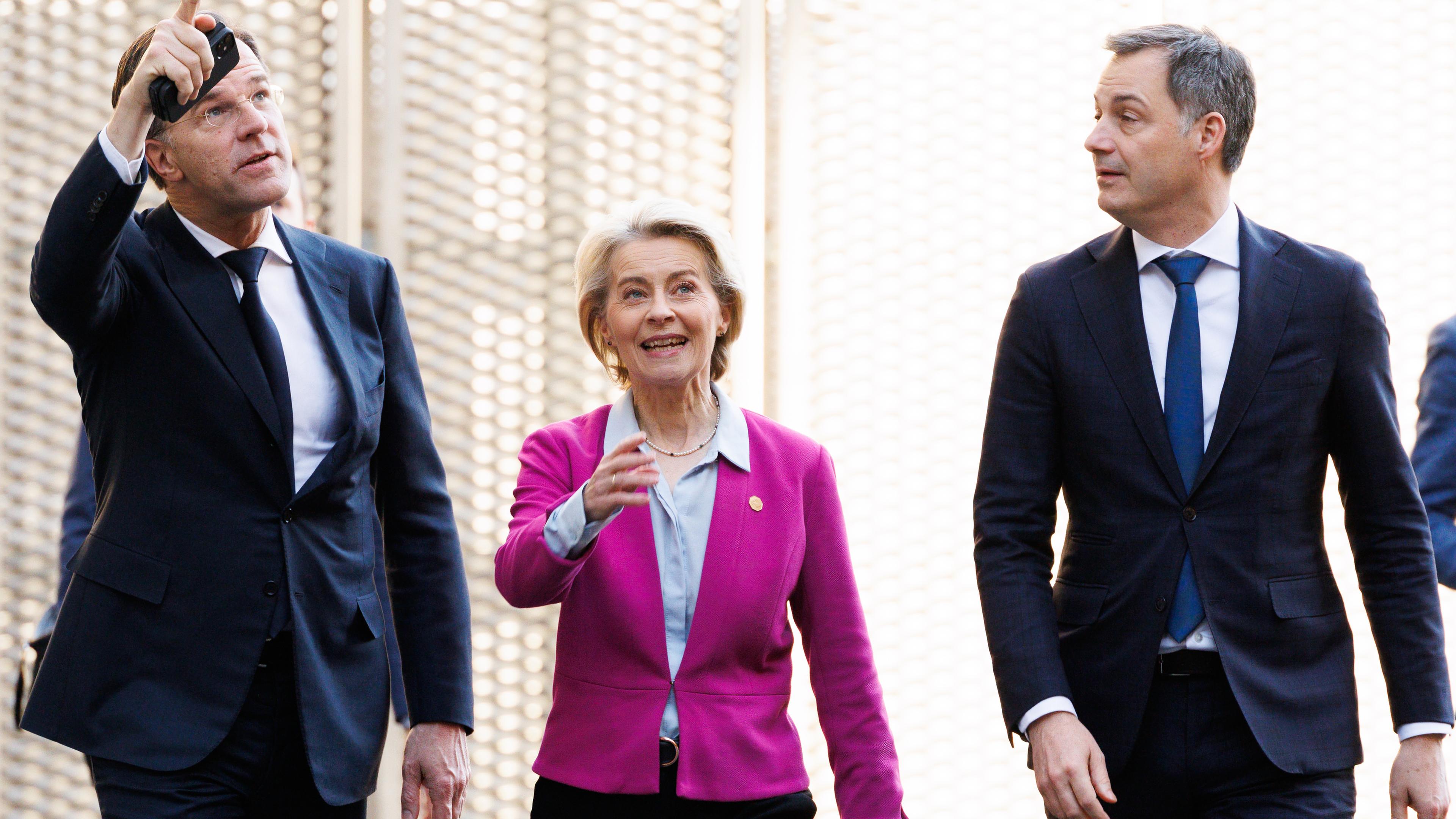 Belgien, Brüssel: Mark Rutte (l-r), Ministerpräsident der Niederlande, Ursula von der Leyen, Präsidentin der Europäischen Kommission, und Alexander De Croo, Premierminister von Belgien