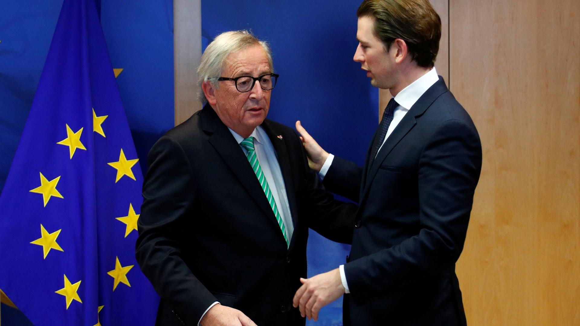 EU-Kommissionspräsident Juncker mit Österreichs Kanzler Kurz vor einer EU-Flagge am 16.11.2018 in Brüssel.