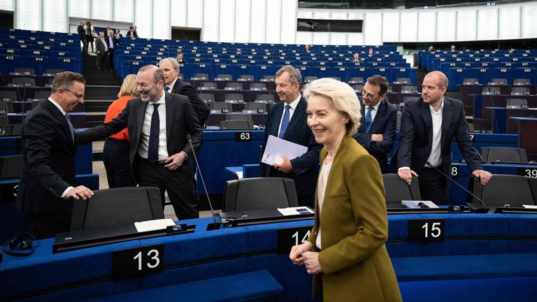 Frankreich, Straßburg: Ursula von der Leyen, Präsidentin der Europäischen Kommission, trifft im Europäischen Parlament ei