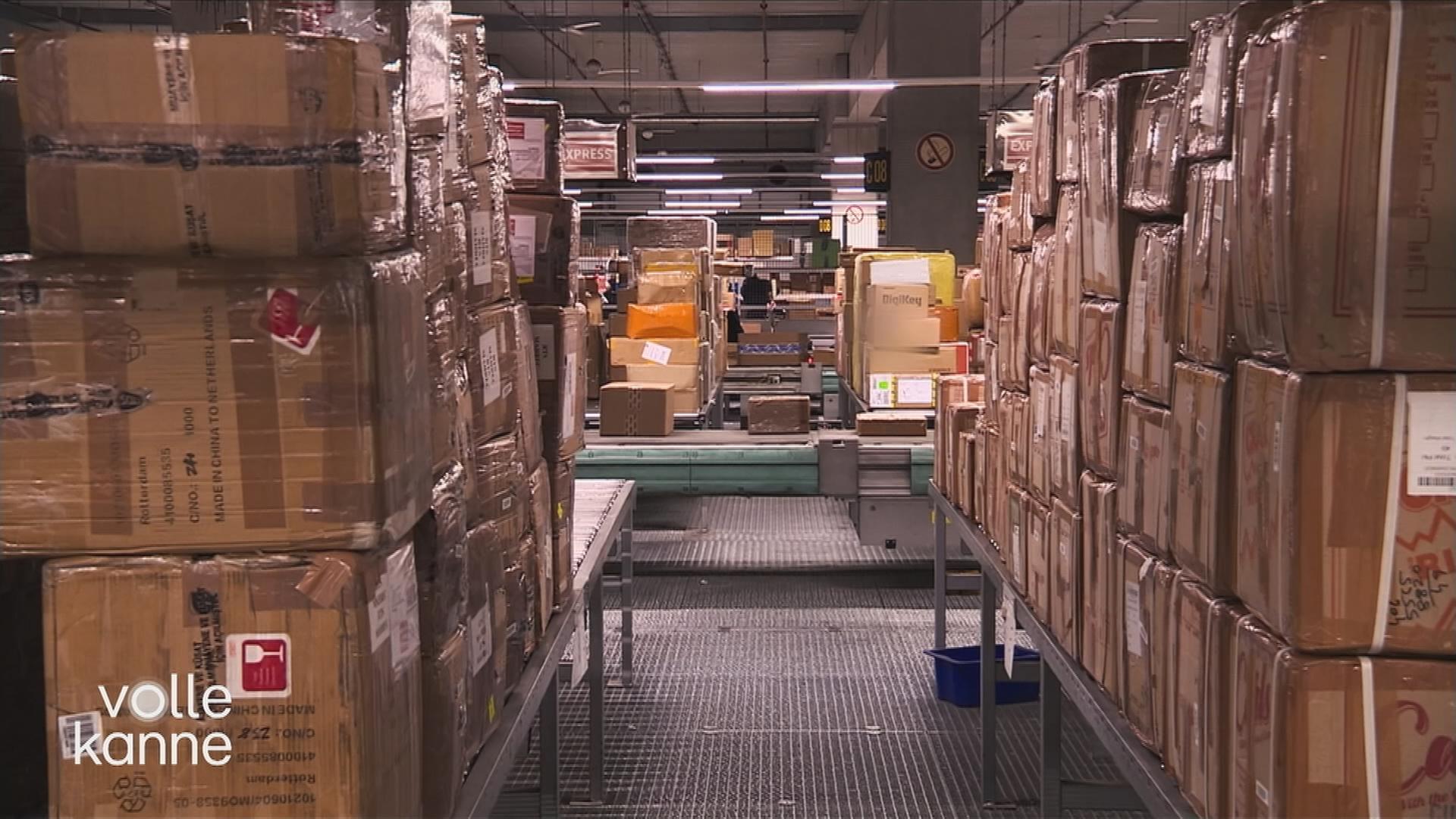 Eine Lagerhalle mit vielen Paketen