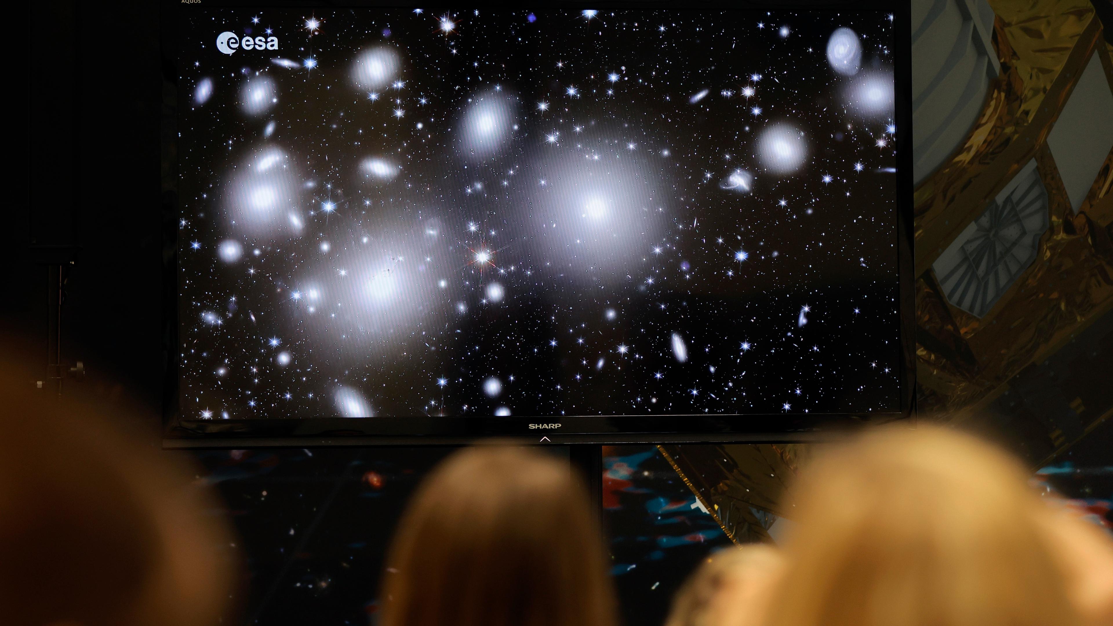 Ein Monitor mit einem Bild von Sternen