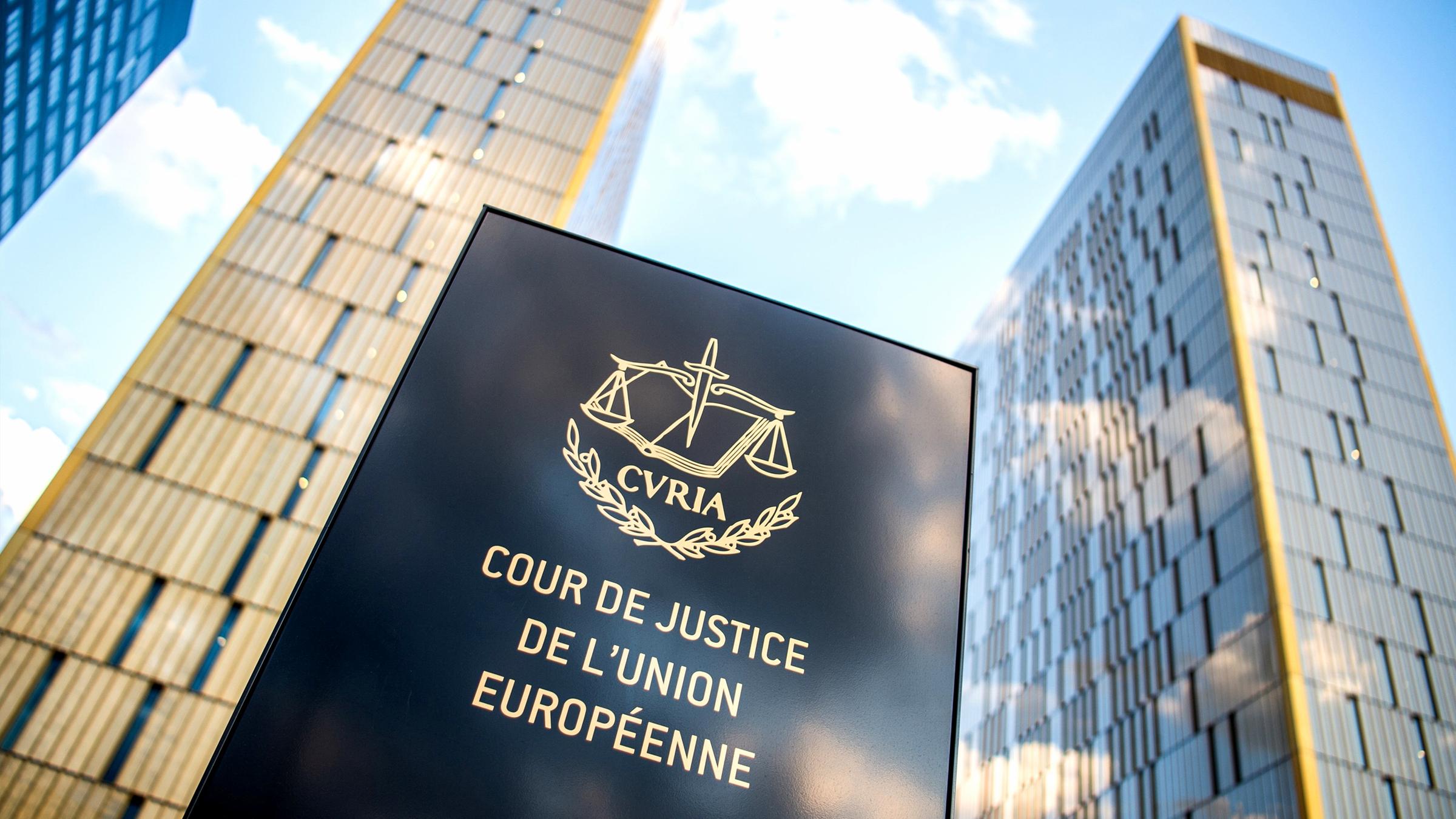 Archiv: Ein Schild mit der Aufschrift «Cour de Justice de l'union Européene» steht vor dem Europäischen Gerichtshof im Europaviertel.