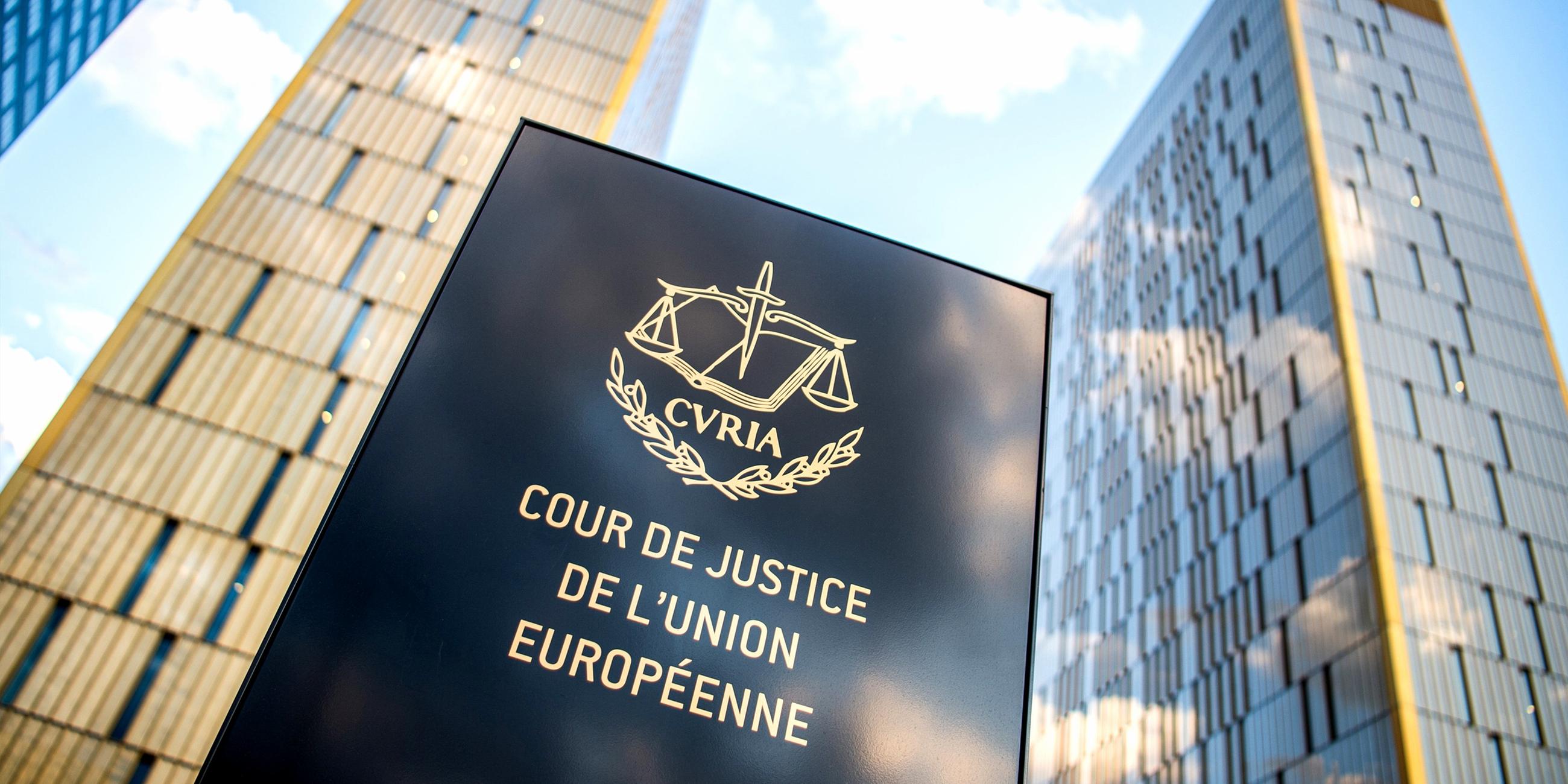 Archiv: Ein Schild mit der Aufschrift «Cour de Justice de l'union Européene» steht vor dem Europäischen Gerichtshof im Europaviertel.