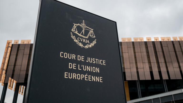  Das Foto zeigt ein Schild mit der Aufschrift «Cour de Justice de l'Union Européene». 
