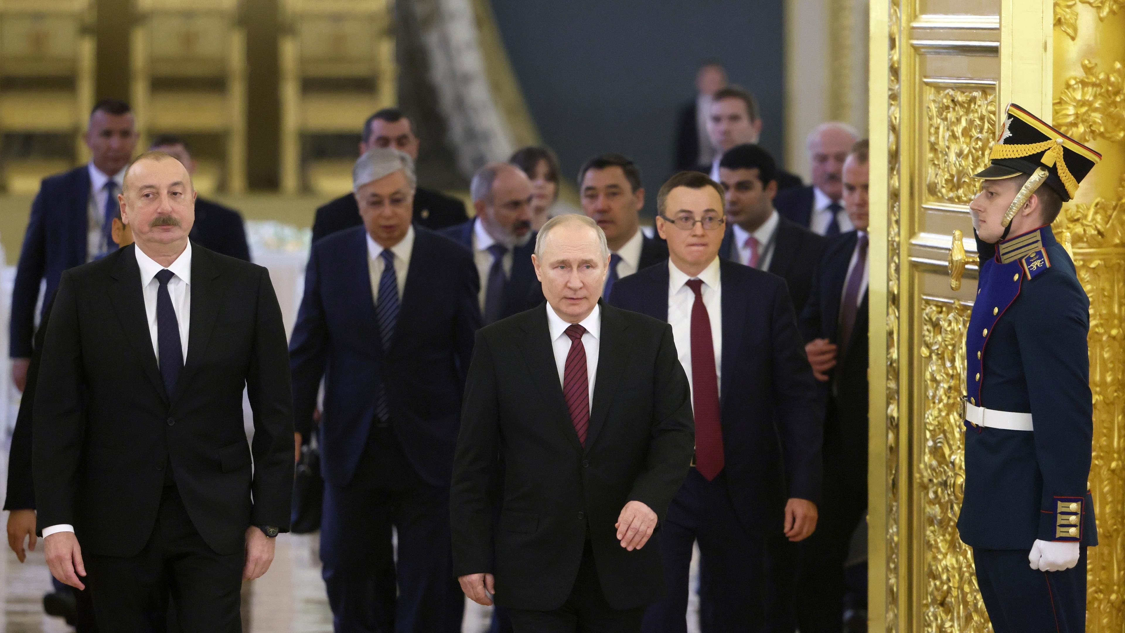  Russland, Moskau: Das von der staatlichen russischen Nachrichtenagentur Sputnik via AP veröffentlichte Bild zeigt Ilham Alijew (l-r), Präsident von Aserbaidschan, Kassym-Schomart Tokajew, Präsident von Kasachstan, Nikol Paschinjan, Premierminister von Armenien, Wladimir Putin, Präsident von Russland, Sadyr Dschaparow, Präsident von Kirgistan und andere Beamte auf dem Weg zu einer Sitzung des Obersten Eurasischen Wirtschaftsrates im Kreml.