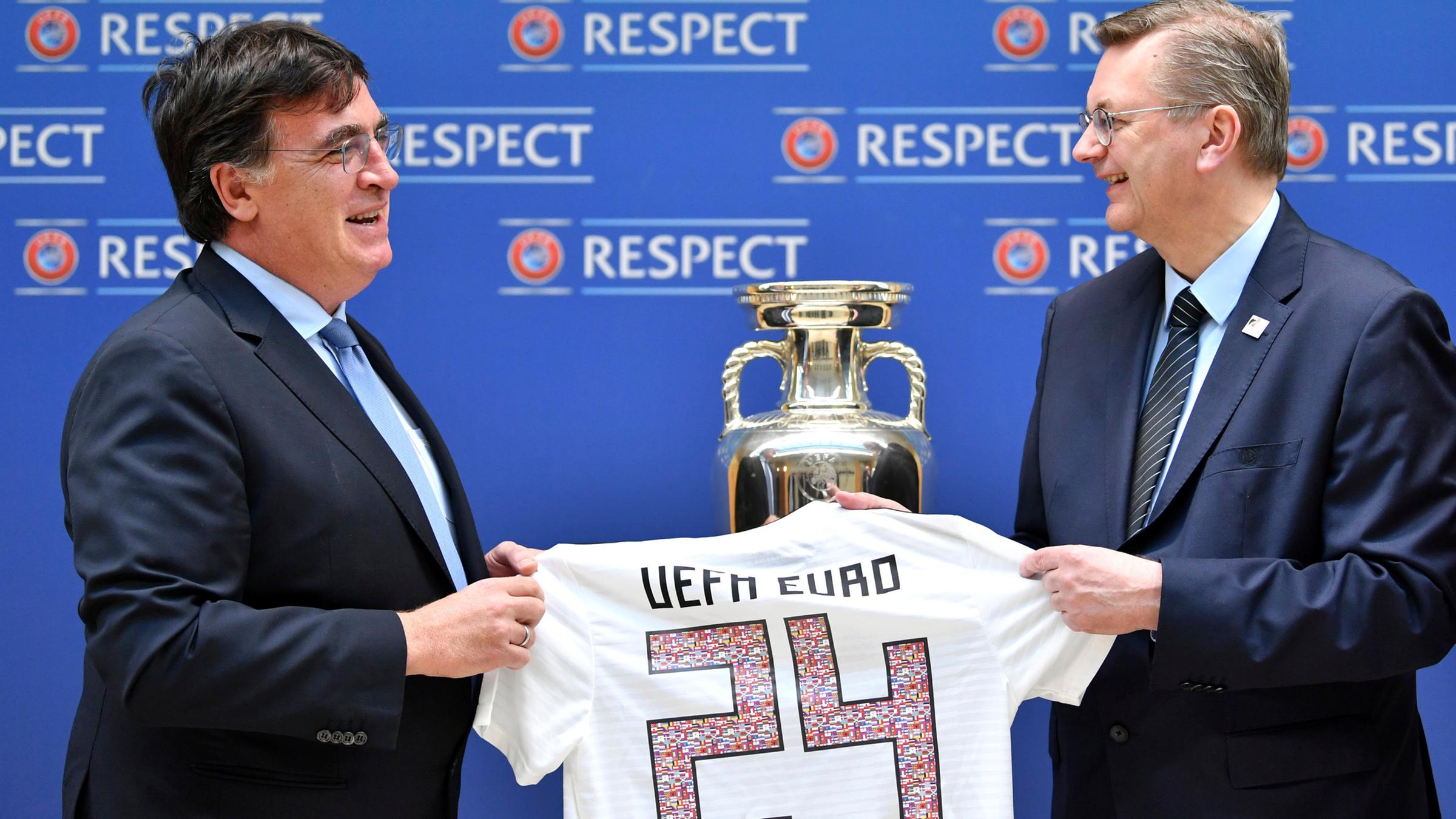DFB-Präsident Reinhard Grindel (r.) übergibt die Bewerbungsunterlagen an UEFA-Generalsekretär Theodore Theodoridis.