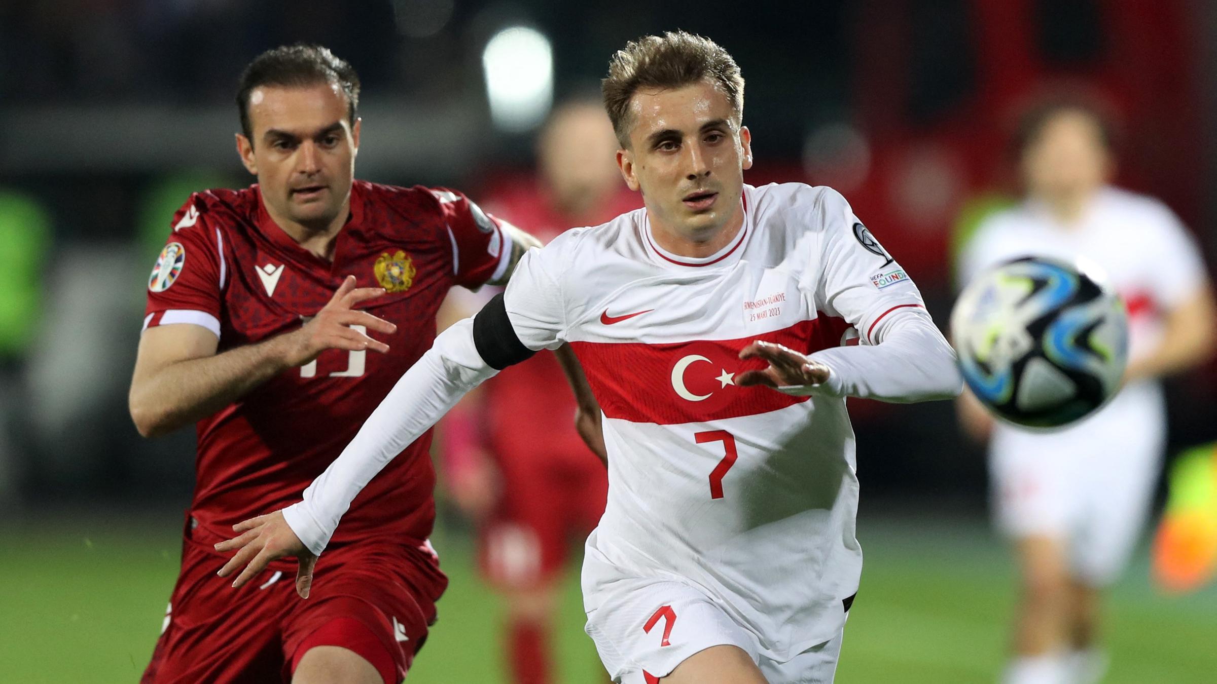 Armeniens Kamo Hovhannisyan (l) in Aktion mit Kerem Akturkoglu von der Türkei (r) am 25.03.2023. 