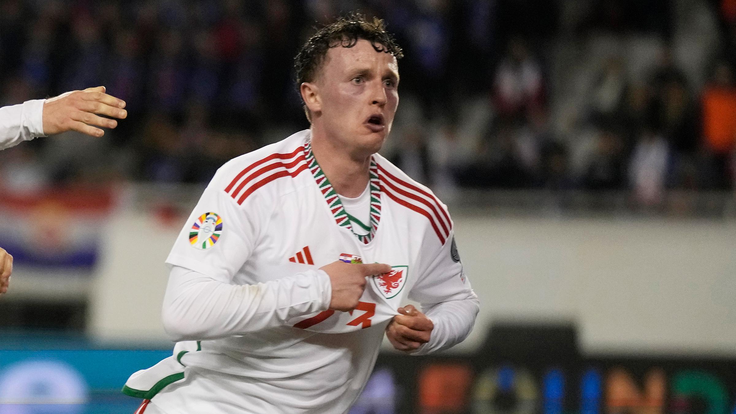 Der walisische Nationalspieler Nathan Broadhead (rechts) jubelt nach dem Führungstreffer seiner Mannschaft im EM-Qualifikationsspiel der Gruppe D zwischen Kroatien und Wales im Poljud-Stadion in Split am 25.03.2023. 