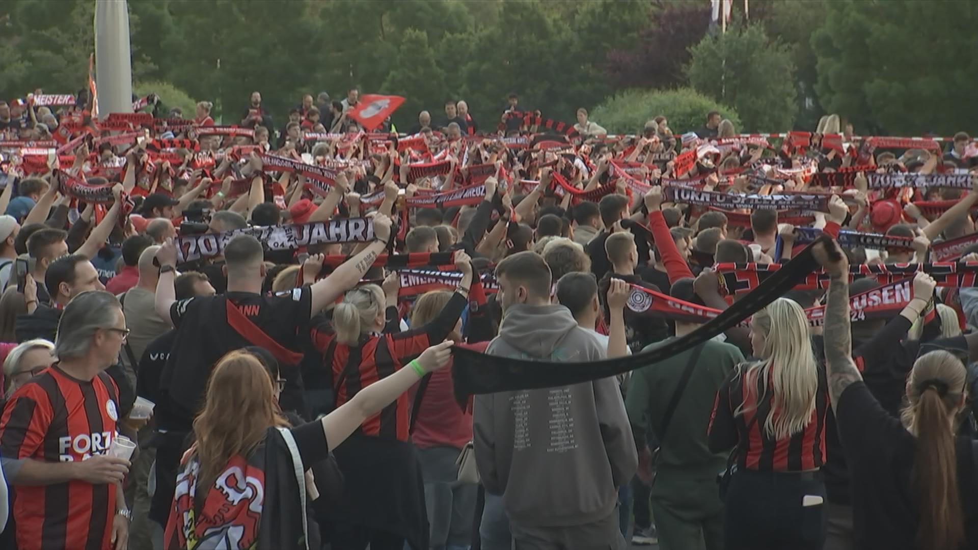 Fans beim Public Viewing in Leverkusen.